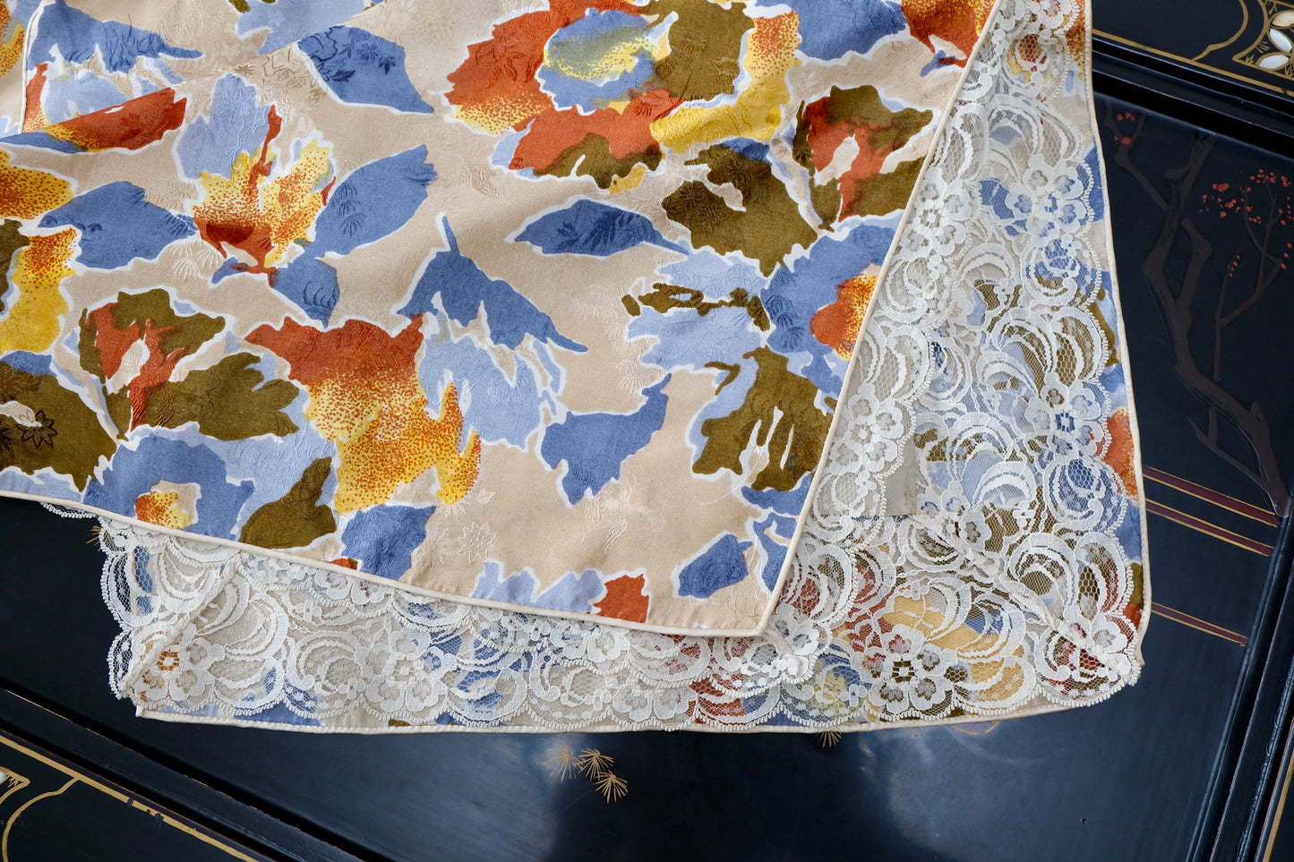 溯源·繁花 | 把莫奈的花园穿在身上，赴一场流动的盛宴 | Suyuan Archive: The Blooming Garden—An Impressionist Silk Jacquard Sample Qipao