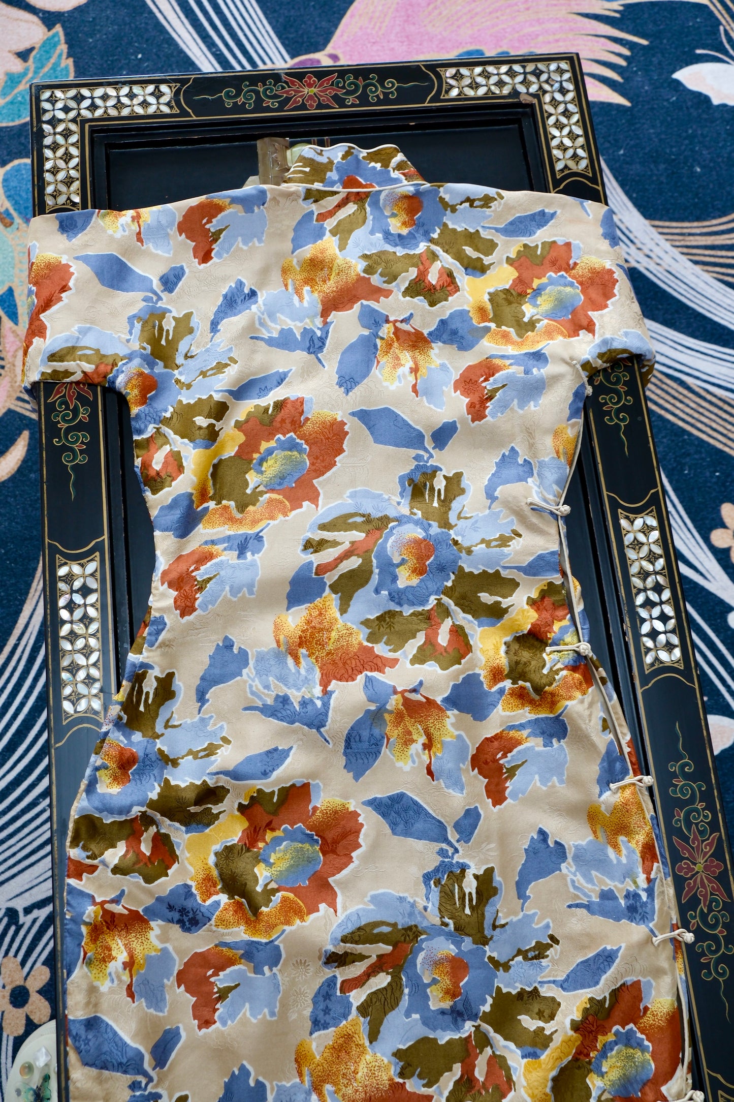 溯源·繁花 | 把莫奈的花园穿在身上，赴一场流动的盛宴 | Suyuan Archive: The Blooming Garden—An Impressionist Silk Jacquard Sample Qipao