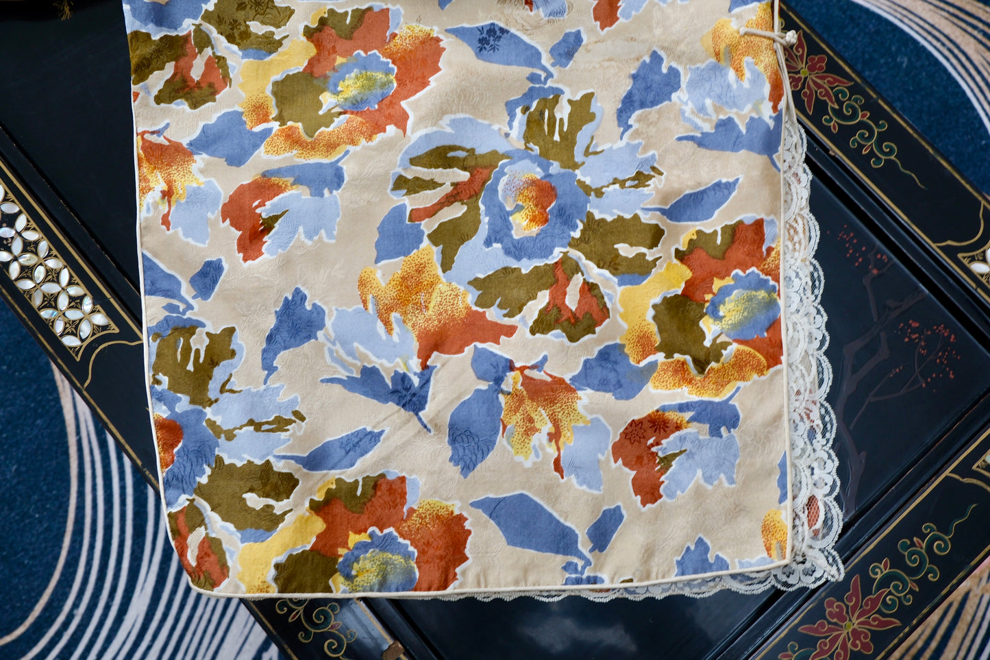 溯源·繁花 | 把莫奈的花园穿在身上，赴一场流动的盛宴 | Suyuan Archive: The Blooming Garden—An Impressionist Silk Jacquard Sample Qipao