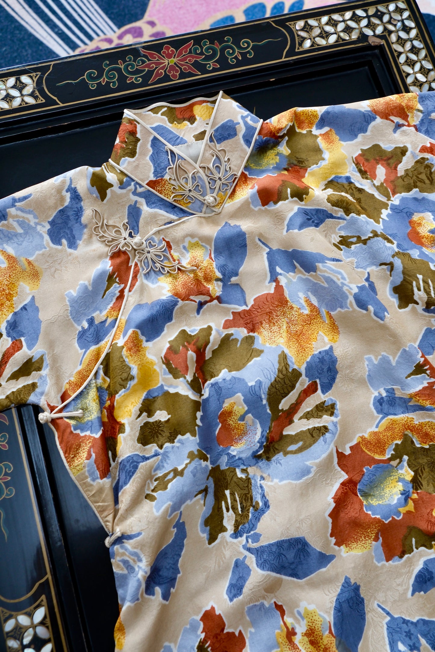溯源·繁花 | 把莫奈的花园穿在身上，赴一场流动的盛宴 | Suyuan Archive: The Blooming Garden—An Impressionist Silk Jacquard Sample Qipao