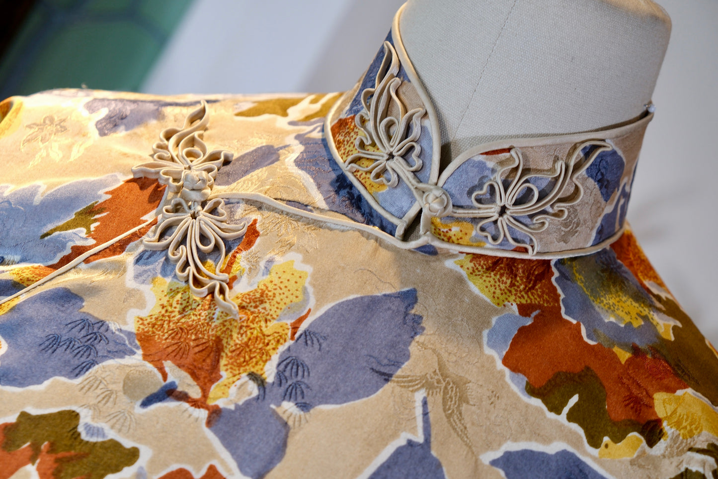 溯源·繁花 | 把莫奈的花园穿在身上，赴一场流动的盛宴 | Suyuan Archive: The Blooming Garden—An Impressionist Silk Jacquard Sample Qipao