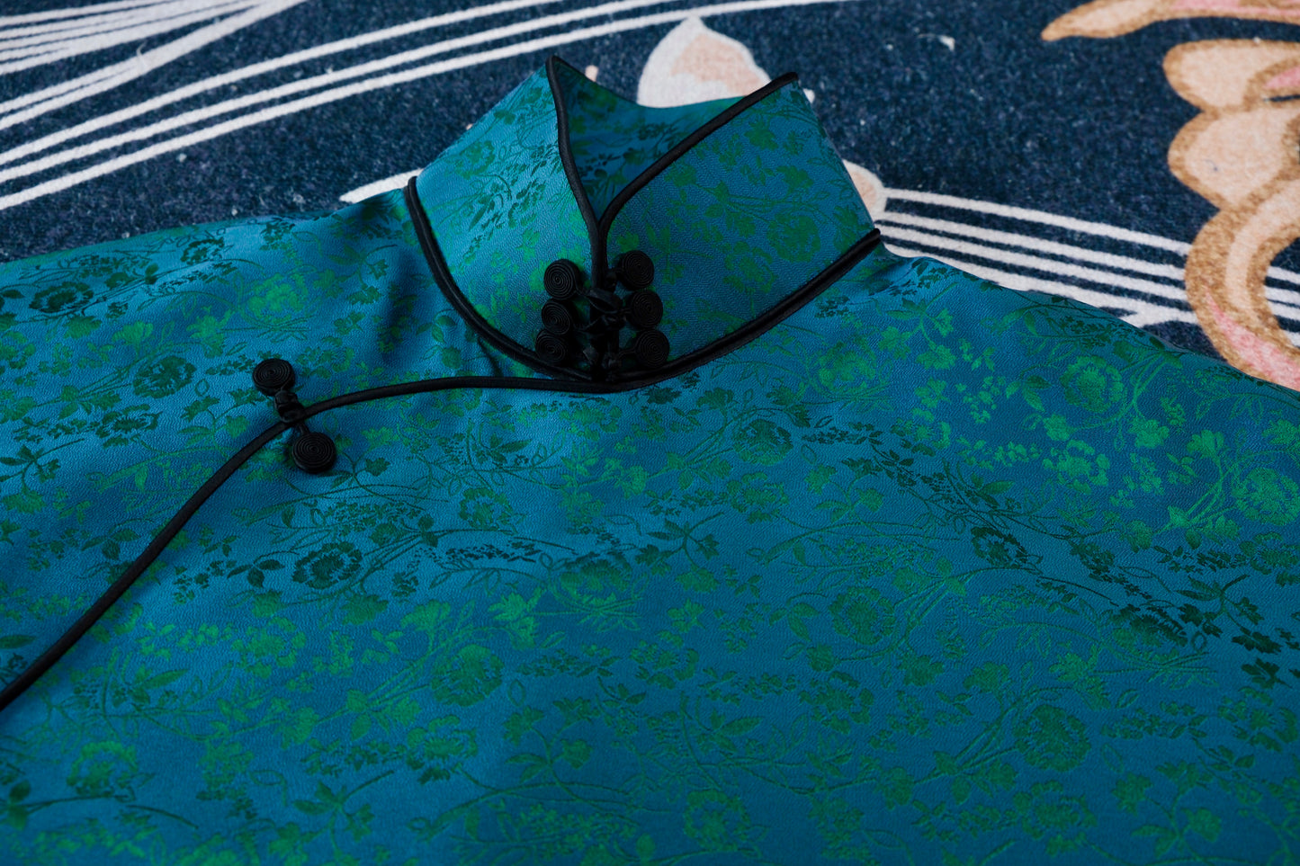溯源·青黛 | 一件会呼吸的东方短衫，把森林穿在身上 | Suyuan Archive: The Bone of Blue Jade—An Archival "Qingdai" Deep-Green Silk Jacquard Blouse