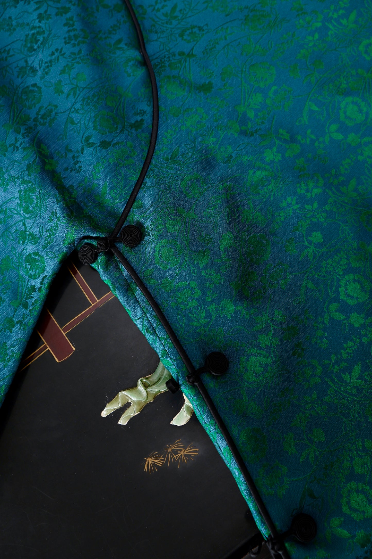 溯源·青黛 | 一件会呼吸的东方短衫，把森林穿在身上 | Suyuan Archive: The Bone of Blue Jade—An Archival "Qingdai" Deep-Green Silk Jacquard Blouse