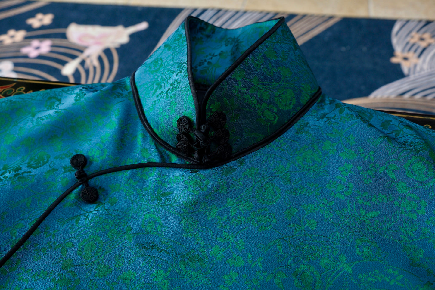溯源·青黛 | 一件会呼吸的东方短衫，把森林穿在身上 | Suyuan Archive: The Bone of Blue Jade—An Archival "Qingdai" Deep-Green Silk Jacquard Blouse