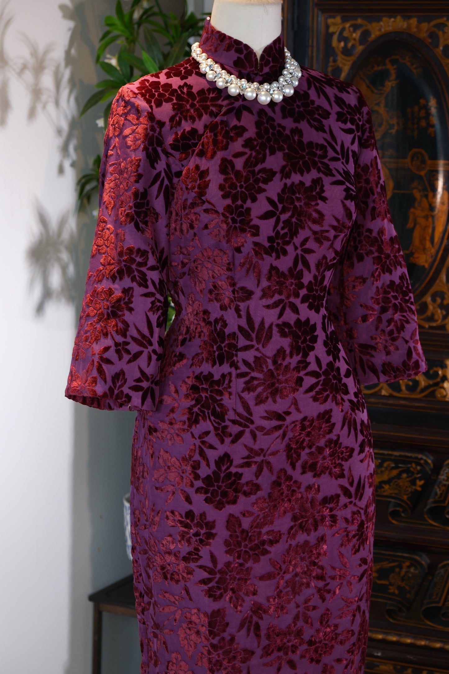 紫韵流金：六十年代台湾烧花丝绒旗袍的绝代风华 | [Imperial Purple Shifting Gold] — The Sovereign Splendor of a 1960s Taiwanese Archival Devoré Velvet Qipao