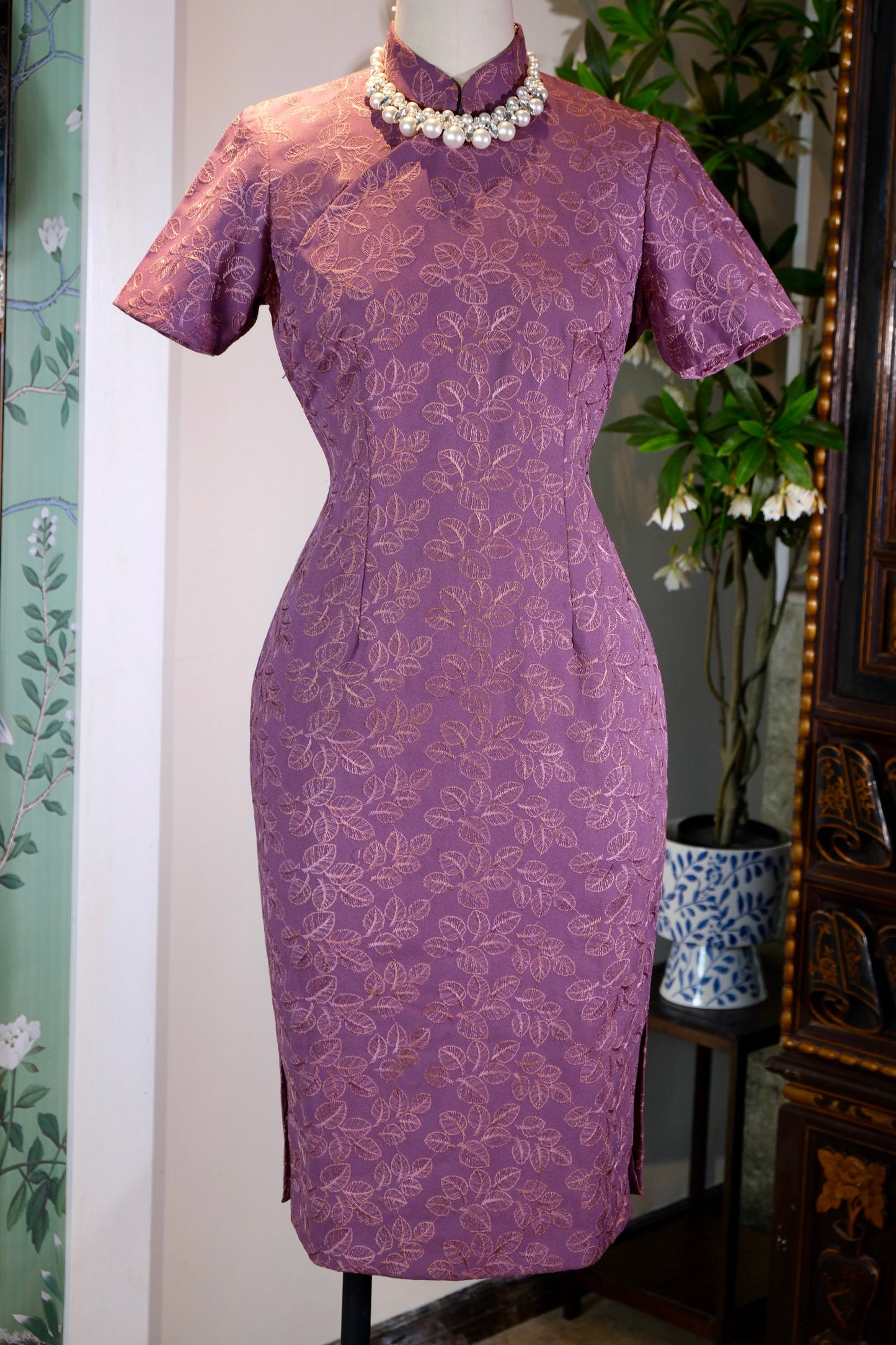 紫韵流金·五十年代台湾机器刺绣古董旗袍 | [Shifting Purple Luminescence] — A Curatorial Analysis of a 1950s Taiwanese Archival Machine-Embroidered Qipao