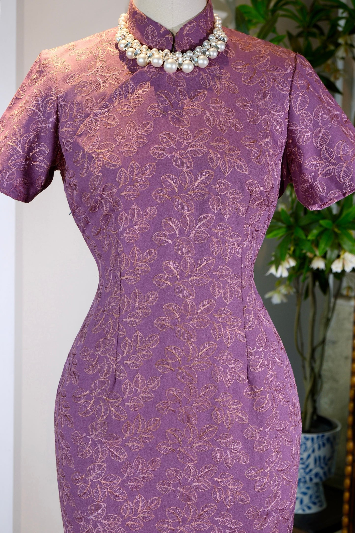 紫韵流金·五十年代台湾机器刺绣古董旗袍 | [Shifting Purple Luminescence] — A Curatorial Analysis of a 1950s Taiwanese Archival Machine-Embroidered Qipao