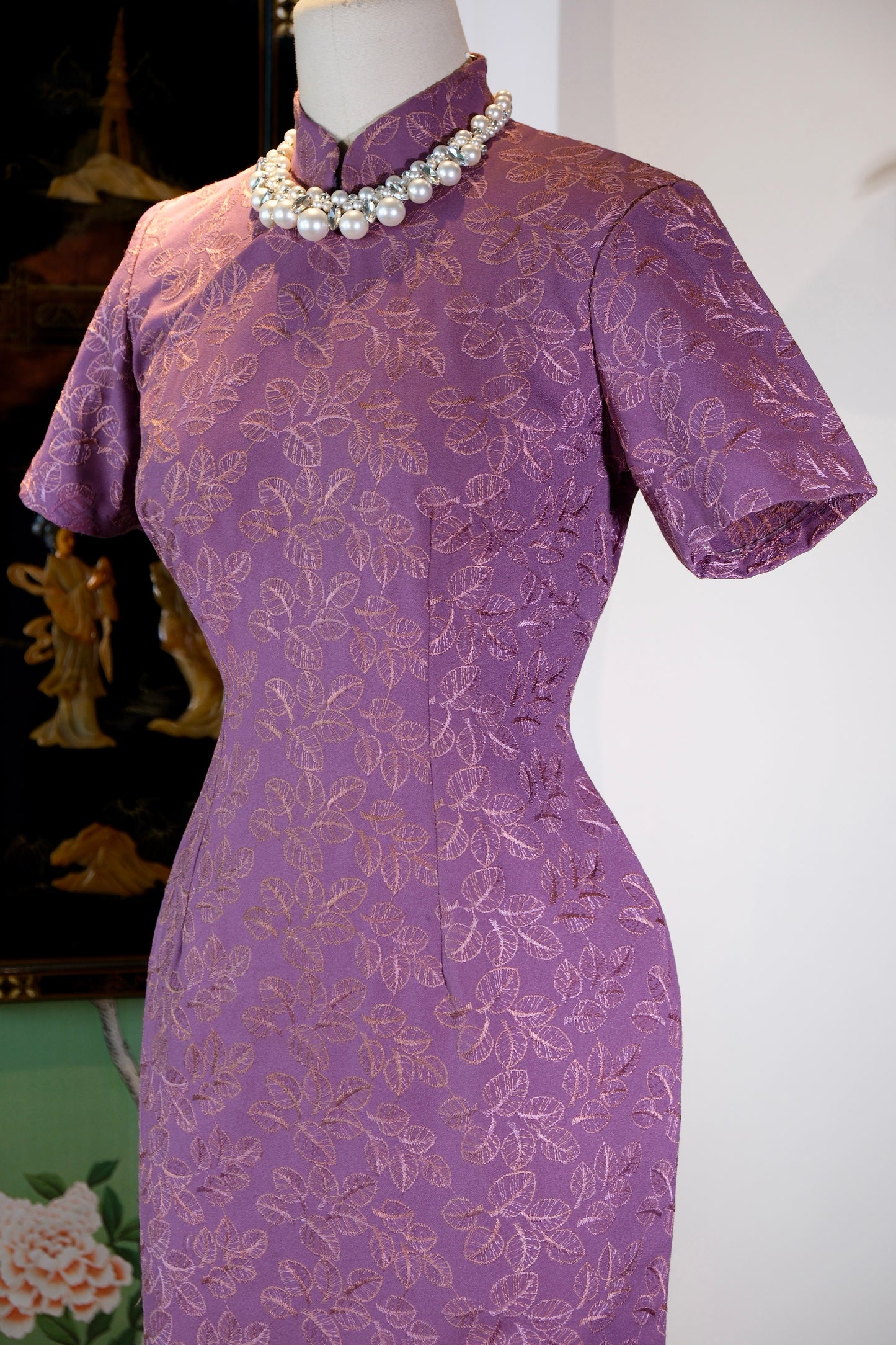 紫韵流金·五十年代台湾机器刺绣古董旗袍 | [Shifting Purple Luminescence] — A Curatorial Analysis of a 1950s Taiwanese Archival Machine-Embroidered Qipao