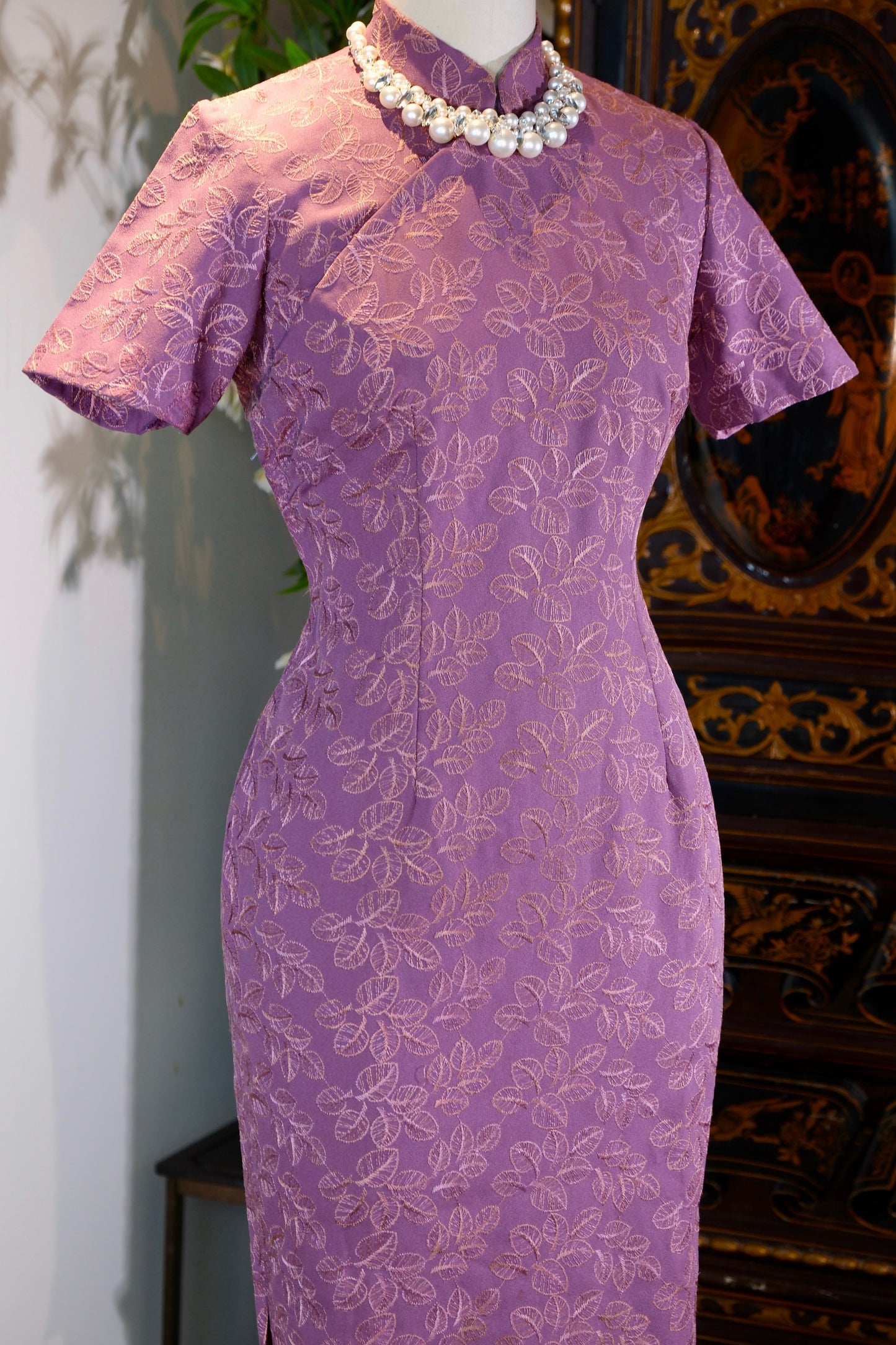 紫韵流金·五十年代台湾机器刺绣古董旗袍 | [Shifting Purple Luminescence] — A Curatorial Analysis of a 1950s Taiwanese Archival Machine-Embroidered Qipao
