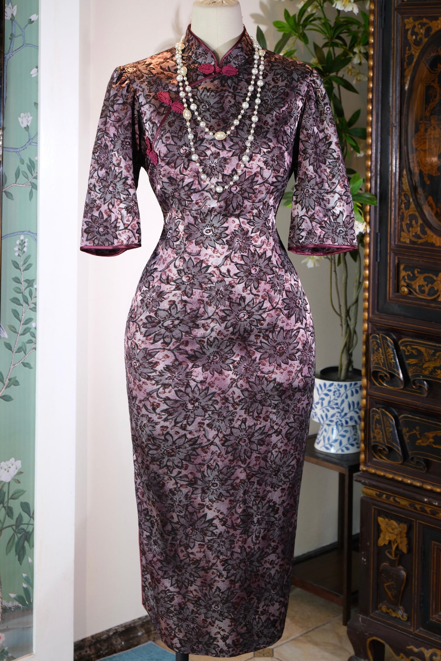 【流光六零·紫韵繁花】台湾古董提花缎旗袍赏析 | [Shifting Luminescence of the 1960s • Romantic Purple Flora] — A Curatorial Appraisal of a 1960s Taiwanese Archival Flora-Jacquard Damask Qipao