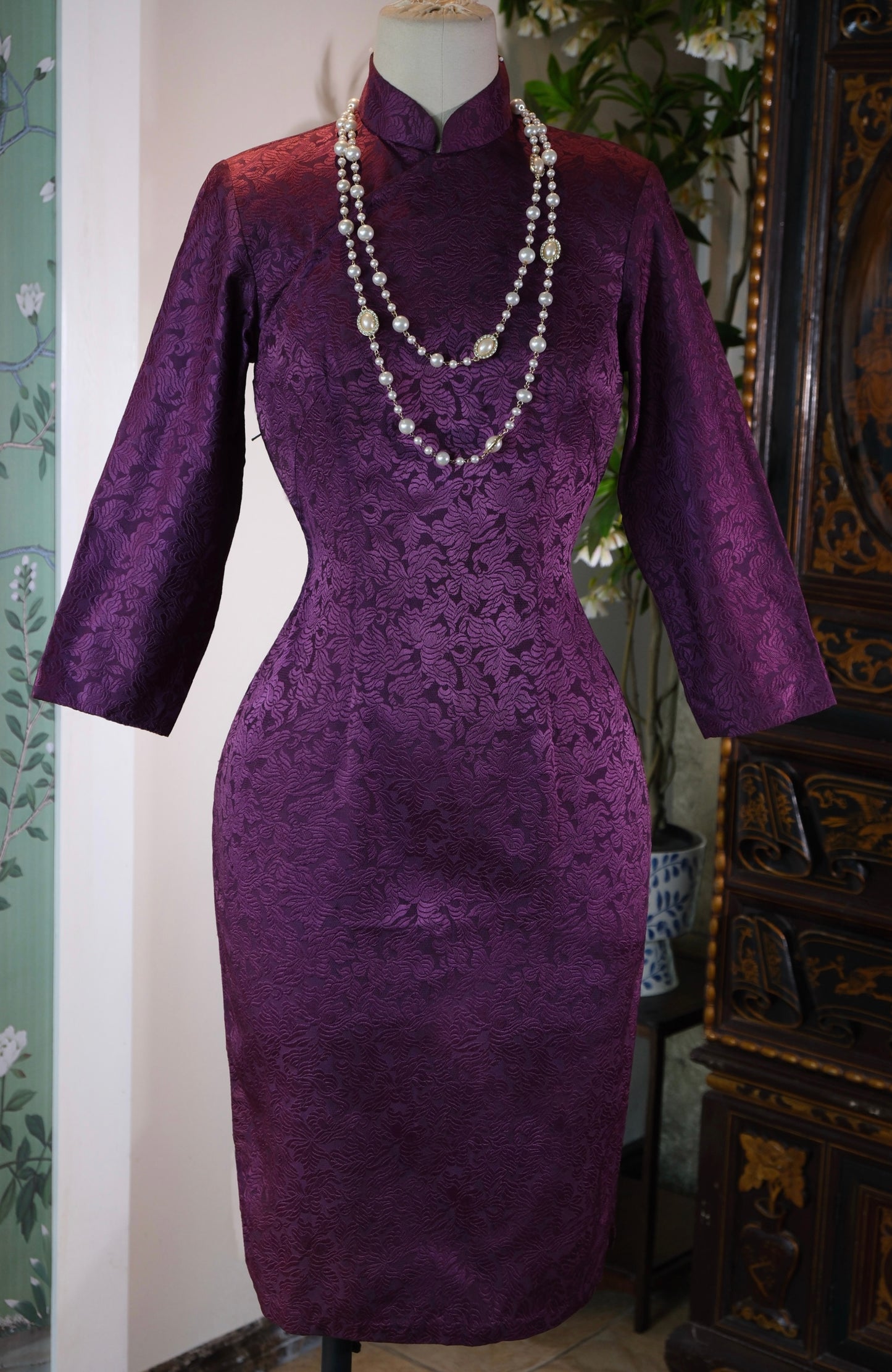 紫韵流金·六十年代港产提花古董旗袍 | [Shifting Purple Luminescence] — A Curatorial Analysis of a 1960s Hong Kong Archival Floral-Jacquard Qipao