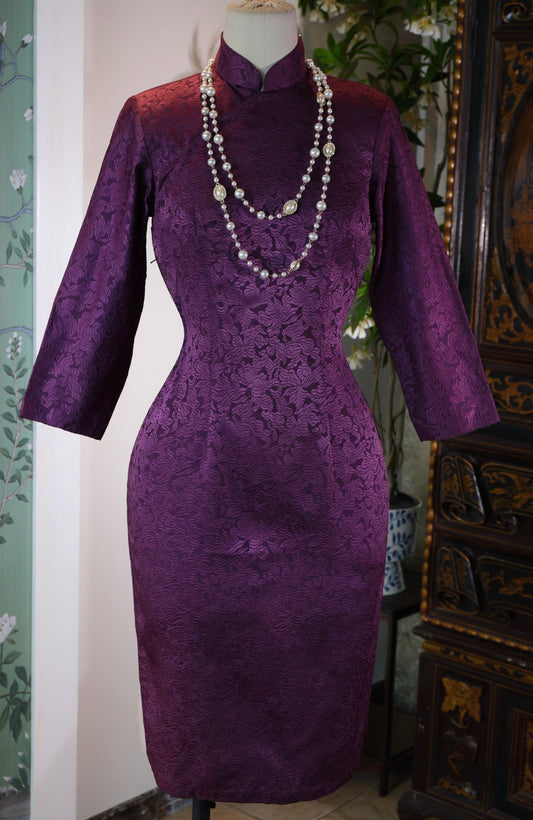 紫韵流金·六十年代港产提花古董旗袍 | [Shifting Purple Luminescence] — A Curatorial Analysis of a 1960s Hong Kong Archival Floral-Jacquard Qipao