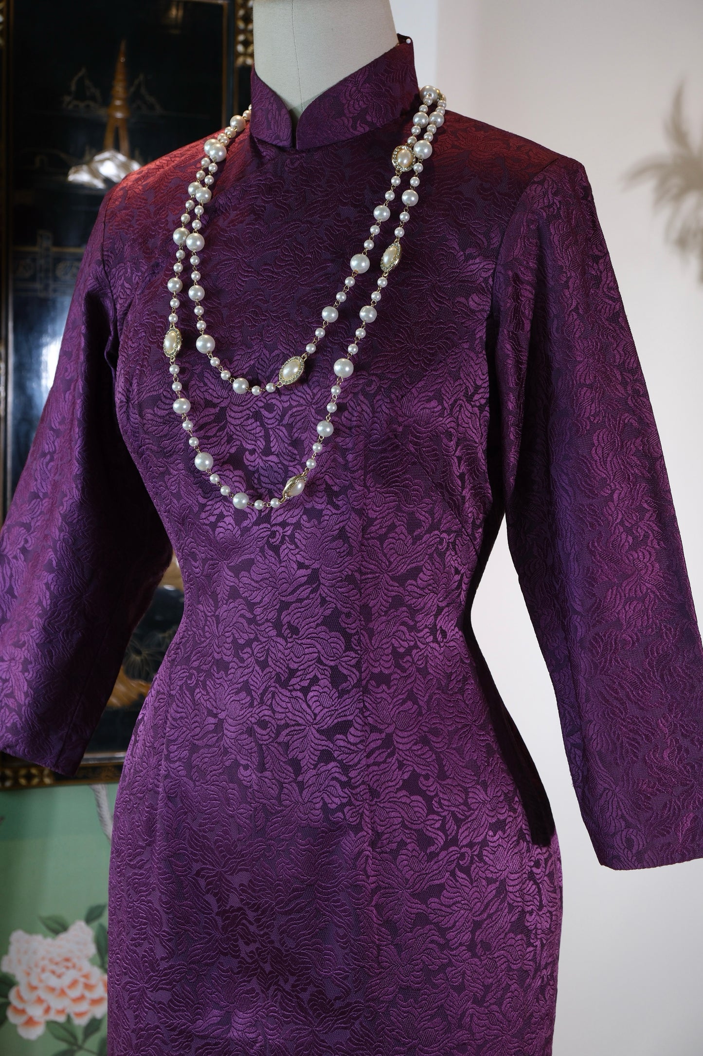 紫韵流金·六十年代港产提花古董旗袍 | [Shifting Purple Luminescence] — A Curatorial Analysis of a 1960s Hong Kong Archival Floral-Jacquard Qipao