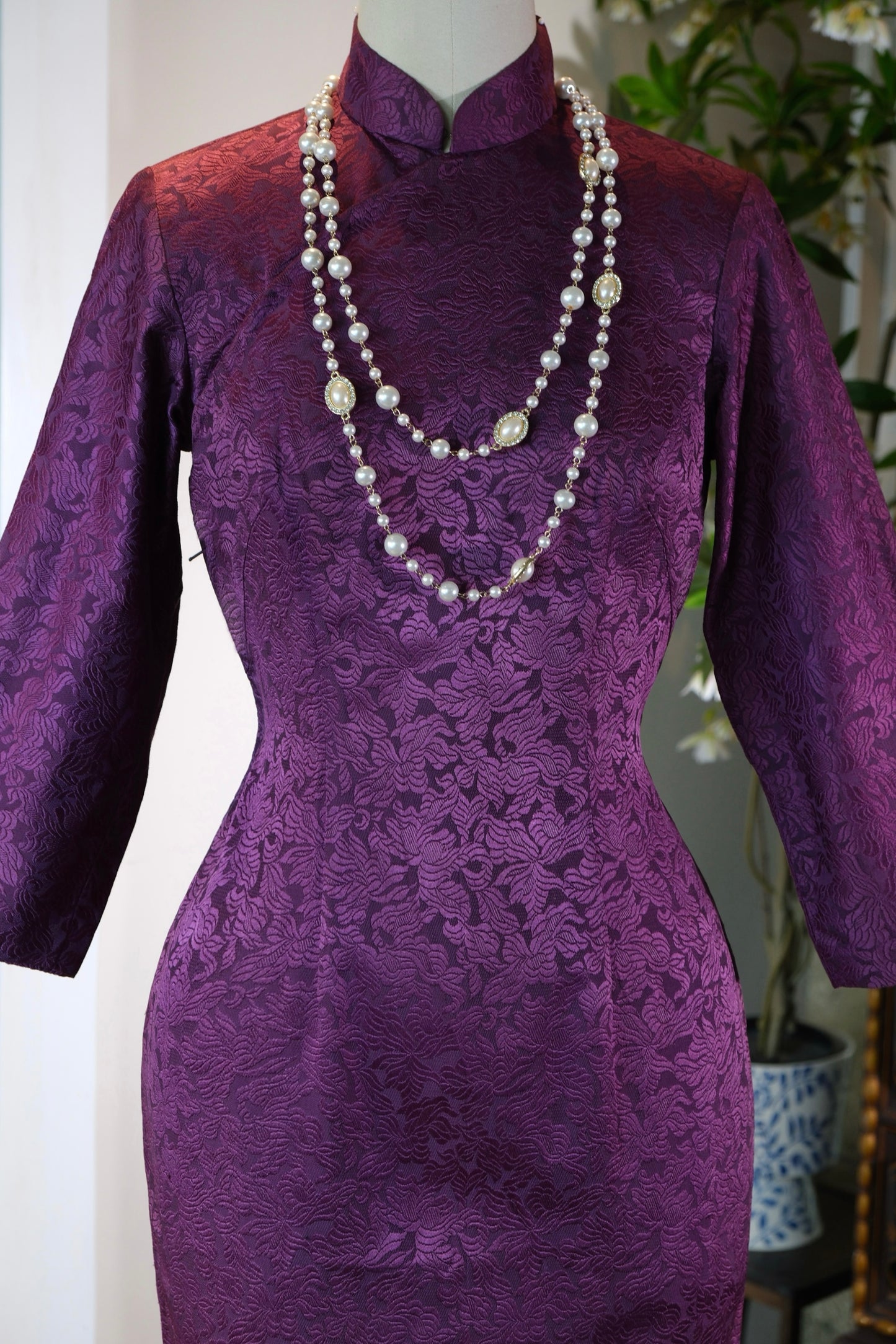 紫韵流金·六十年代港产提花古董旗袍 | [Shifting Purple Luminescence] — A Curatorial Analysis of a 1960s Hong Kong Archival Floral-Jacquard Qipao