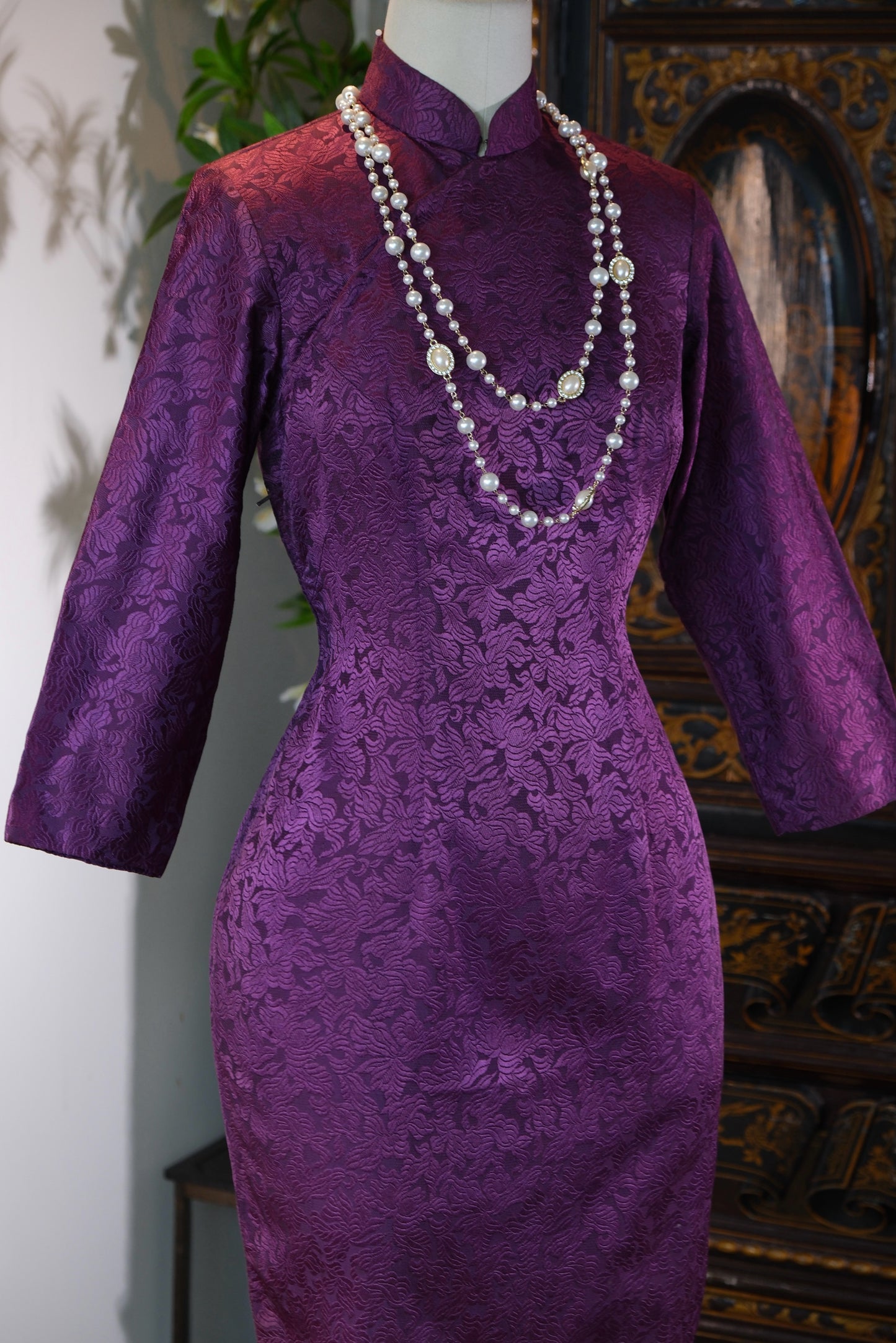 紫韵流金·六十年代港产提花古董旗袍 | [Shifting Purple Luminescence] — A Curatorial Analysis of a 1960s Hong Kong Archival Floral-Jacquard Qipao