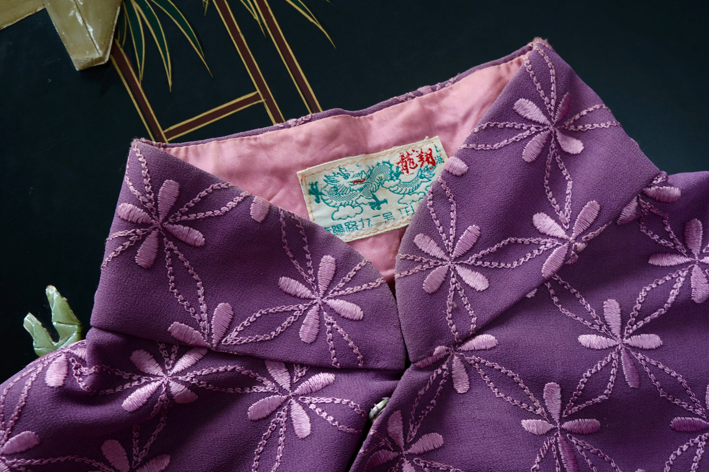 紫韵流金：六十年代海派风华的绝唱与重生 | [Shifting Purple Luminescence: The Swan Song and Renaissance of 1960s Haipai Elegance] — A Curatorial Appraisal of a 1960s Archival Japanese Embroidered Lace Qipao
