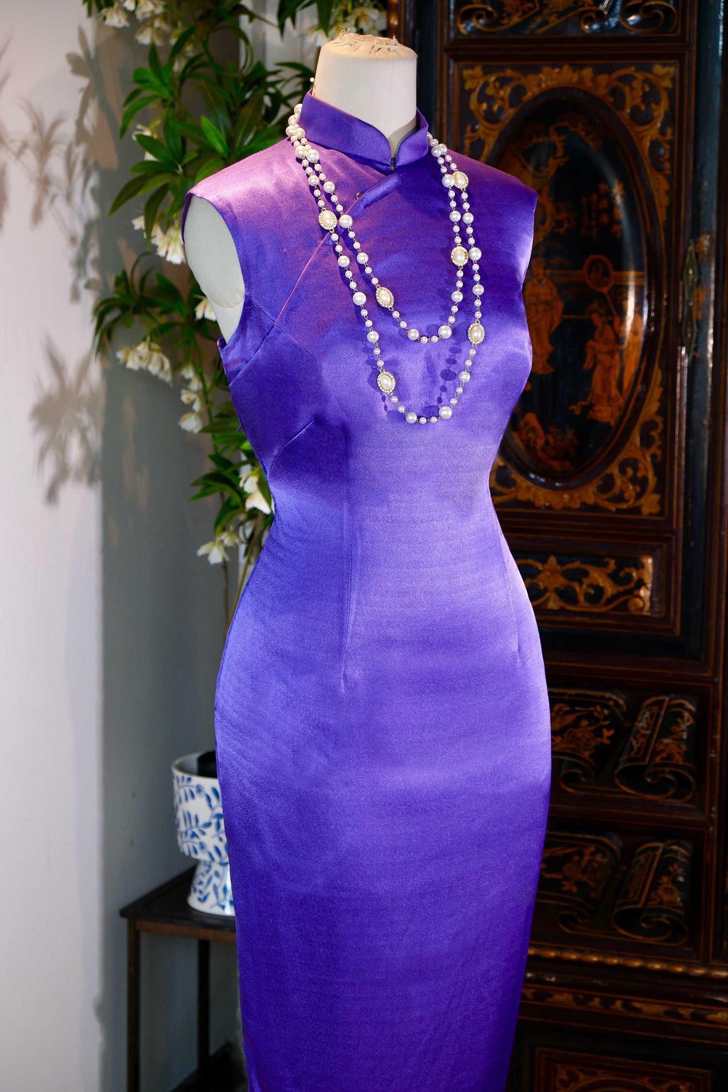 紫韵流金，衣冠风华——六十年代萬合旗袍时装的时空叙事 | [Shifting Purple Luminescence, Magnificent Attire] — The Temporal Narrative of a 1960s "Wanhe" Archival Qipao