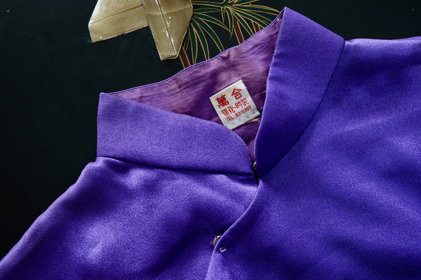 紫韵流金，衣冠风华——六十年代萬合旗袍时装的时空叙事 | [Shifting Purple Luminescence, Magnificent Attire] — The Temporal Narrative of a 1960s "Wanhe" Archival Qipao