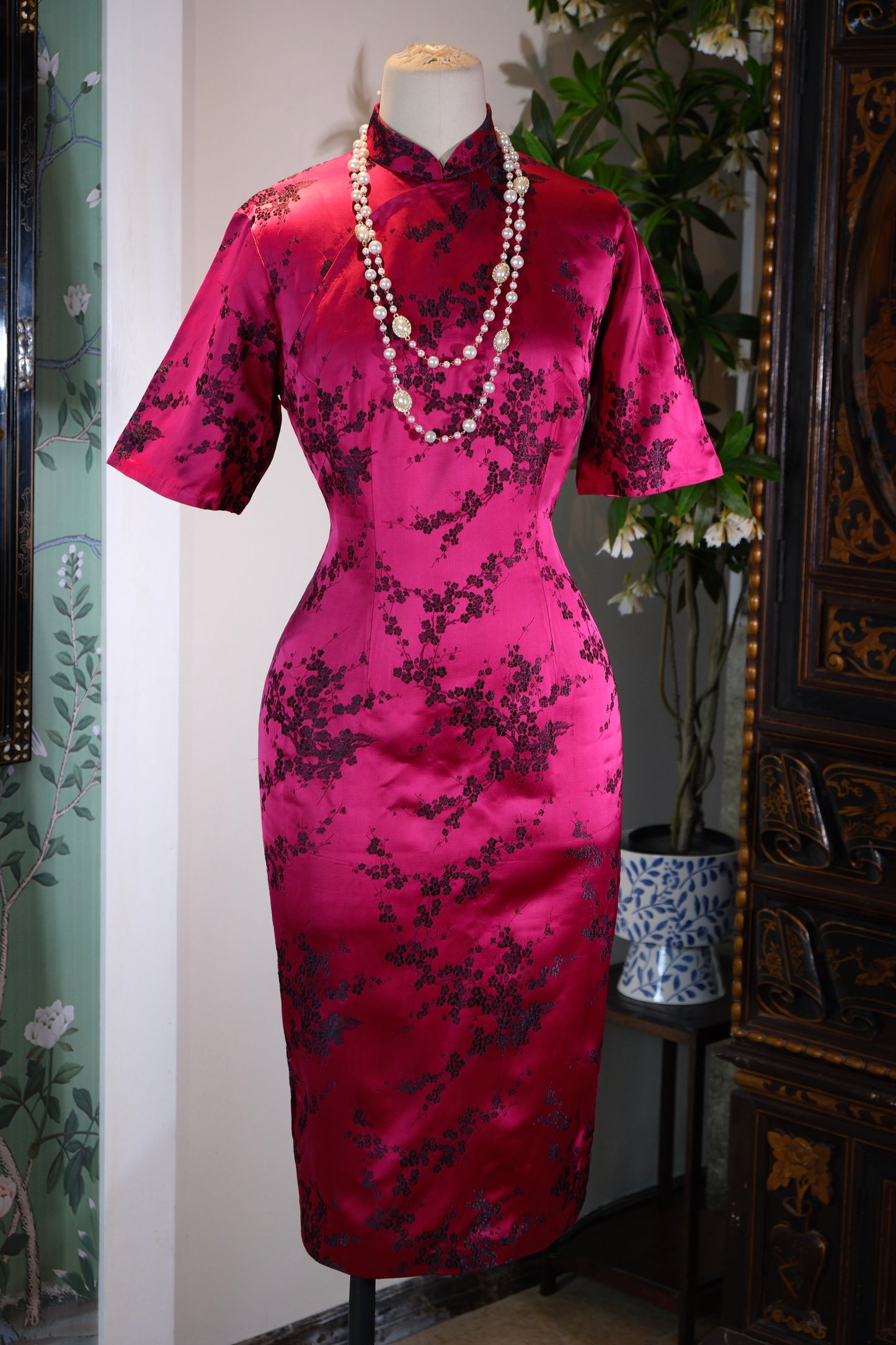 六十年代港产织锦缎梅花旗袍——流金岁月里的东方绮梦 | [A 1960s Hong Kong Archival Plum Blossom Brocade Qipao] — An Eastern Chimerical Vision Formulated Within the Golden Horizon