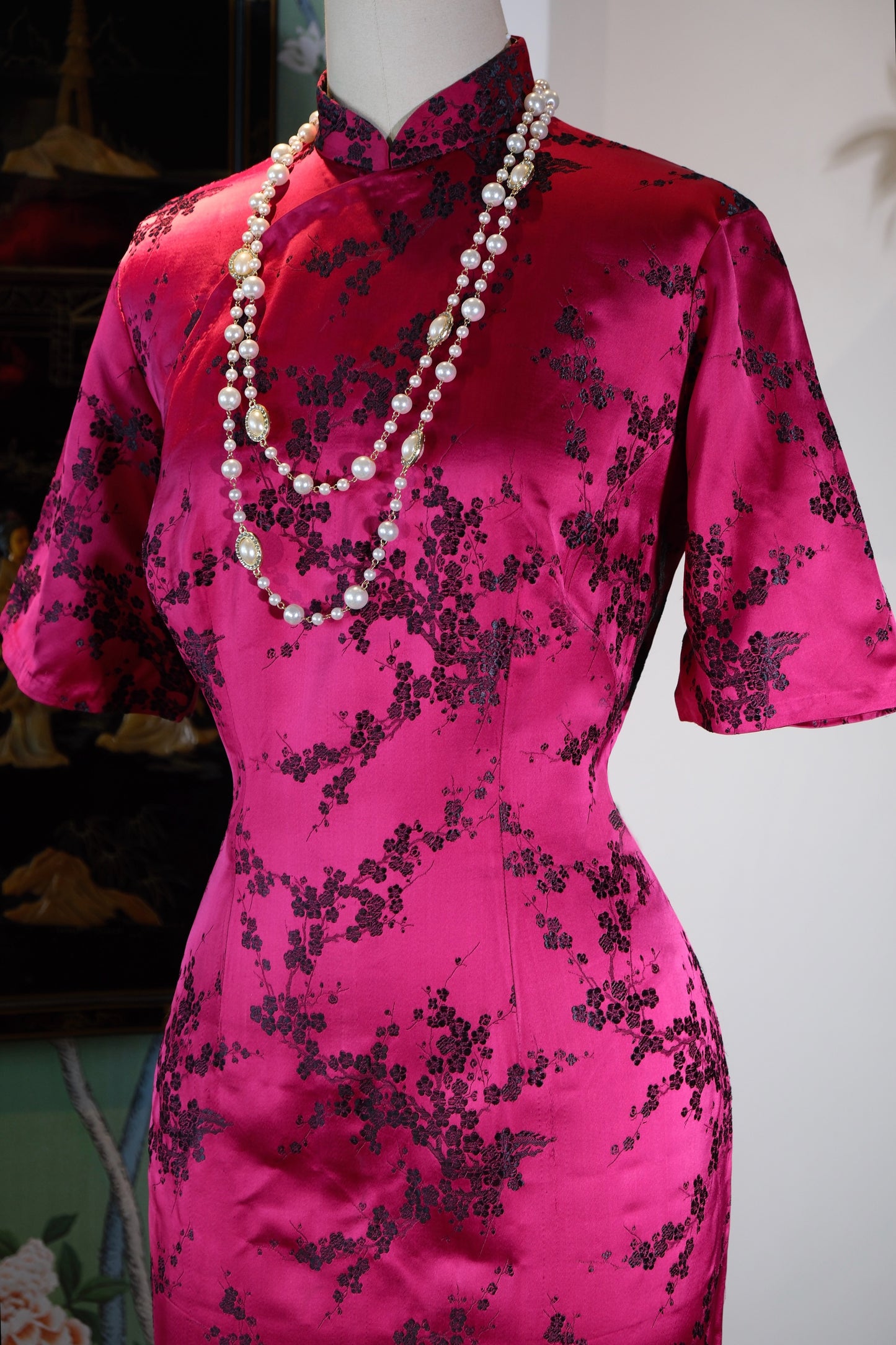 六十年代港产织锦缎梅花旗袍——流金岁月里的东方绮梦 | [A 1960s Hong Kong Archival Plum Blossom Brocade Qipao] — An Eastern Chimerical Vision Formulated Within the Golden Horizon