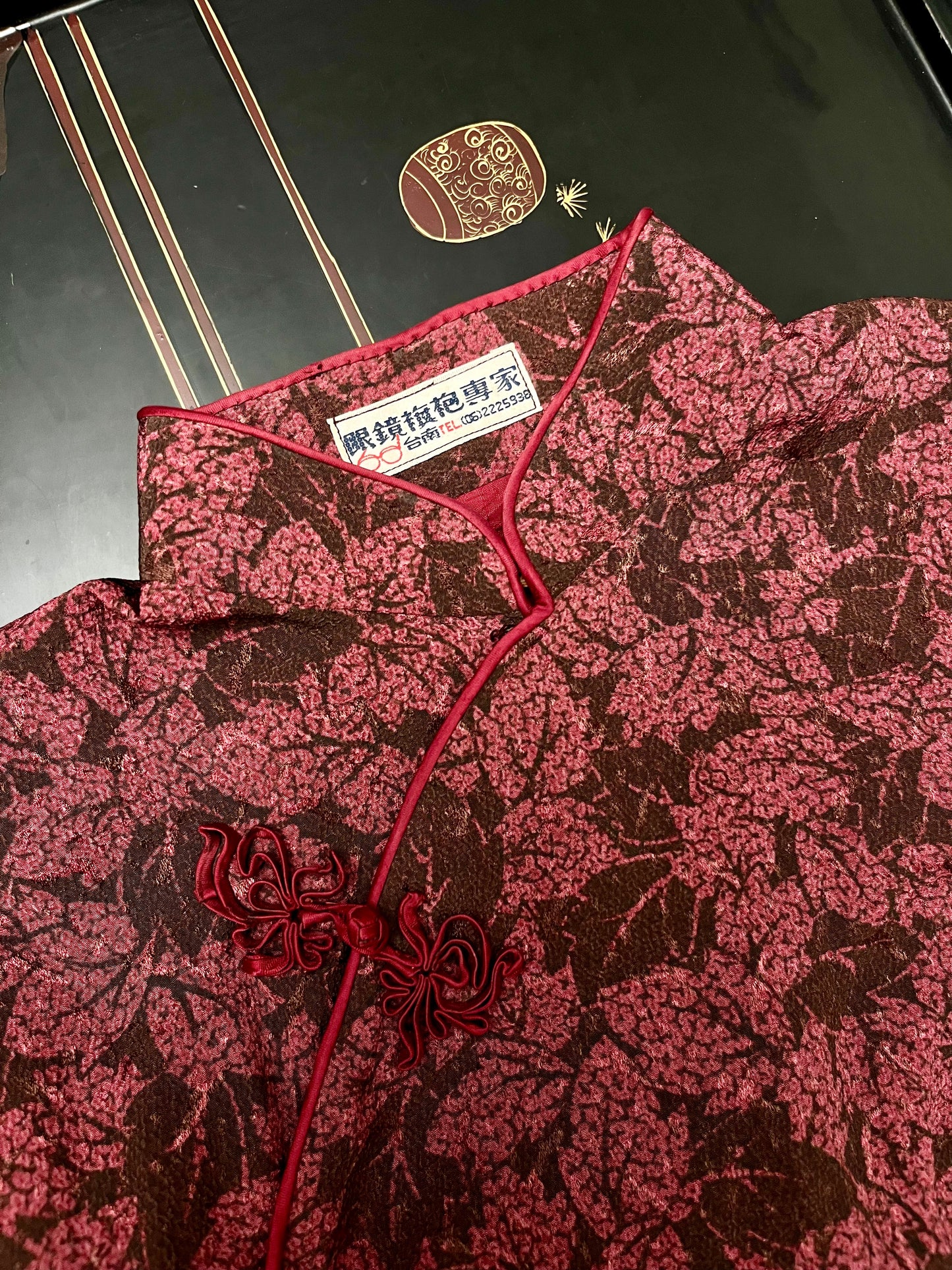 《绮梦六零：台湾“眼镜旗袍专家”出品·印花鬼绉古董旗袍赏析》| [A Chimerical Vision of the 1960s: An In-Depth Appraisal of an Archival Printed Guizhou Qipao Commissioned by Taiwan’s "Yanjing Qipao Specialist"]