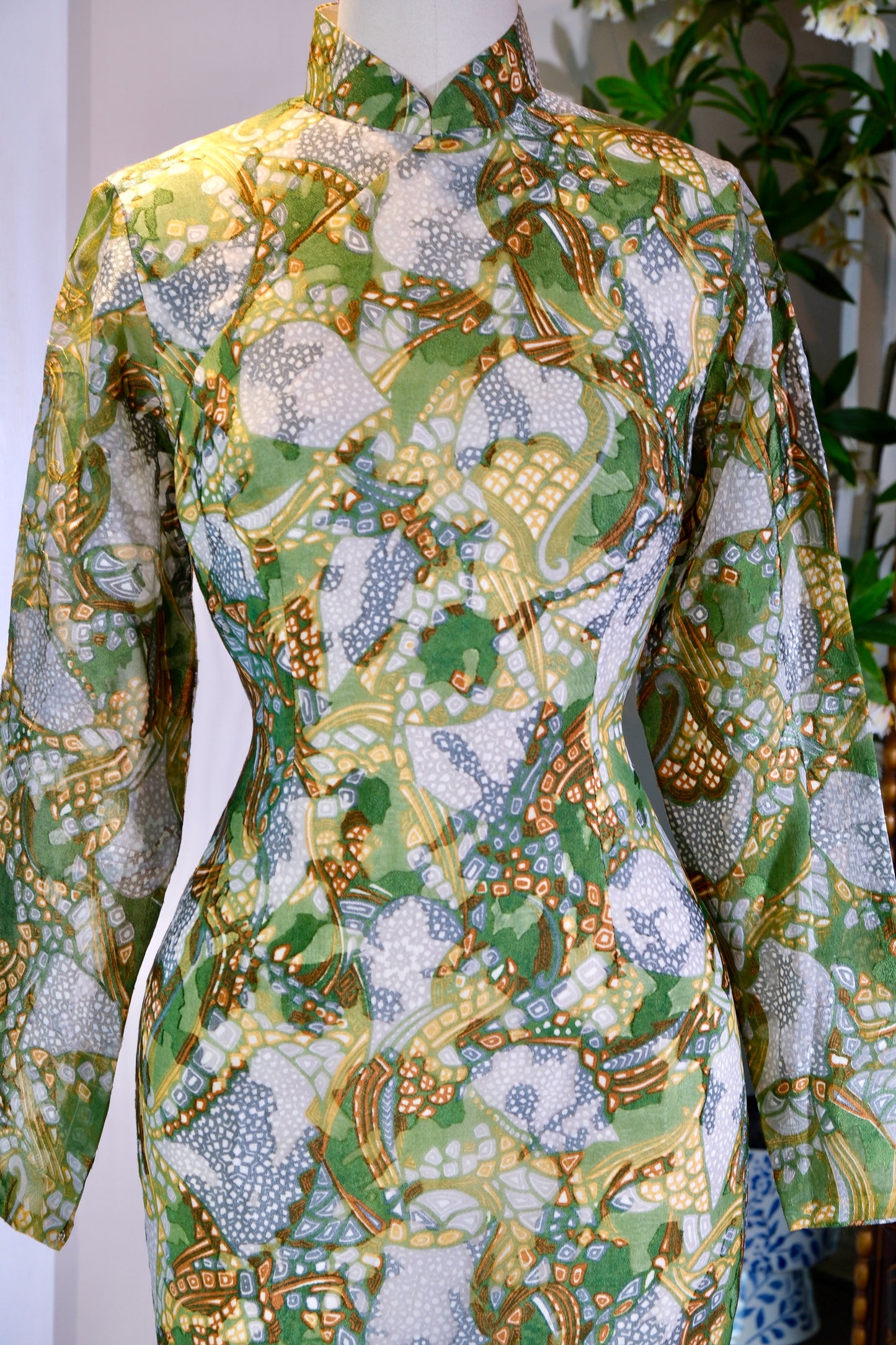 碧痕流金，织梦香江：一件六十年代港式旗袍的抽象诗学 | Flowing Green and Liquid Gold, Weaving Dreams of Hong Kong: The Abstract Poetics of a 1960s Hong Kong-Style Qipao