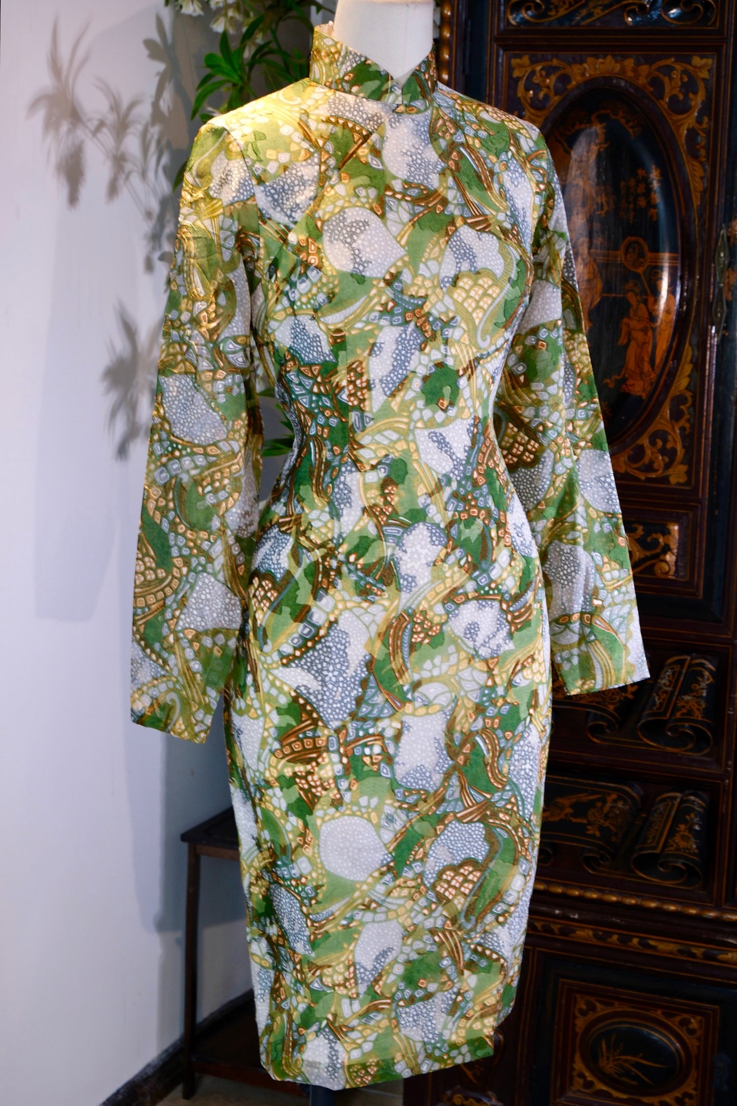 碧痕流金，织梦香江：一件六十年代港式旗袍的抽象诗学 | Flowing Green and Liquid Gold, Weaving Dreams of Hong Kong: The Abstract Poetics of a 1960s Hong Kong-Style Qipao