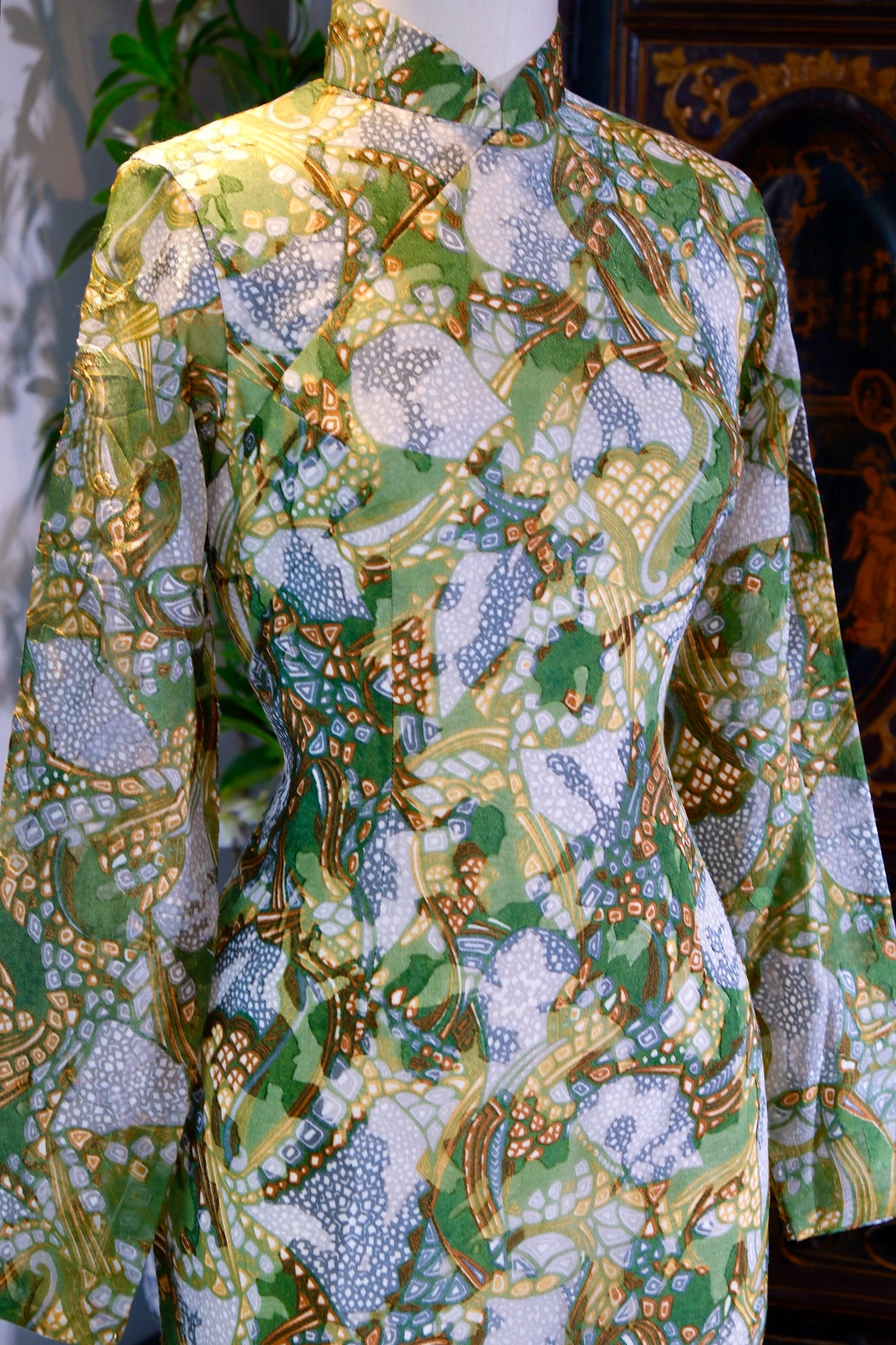 碧痕流金，织梦香江：一件六十年代港式旗袍的抽象诗学 | Flowing Green and Liquid Gold, Weaving Dreams of Hong Kong: The Abstract Poetics of a 1960s Hong Kong-Style Qipao