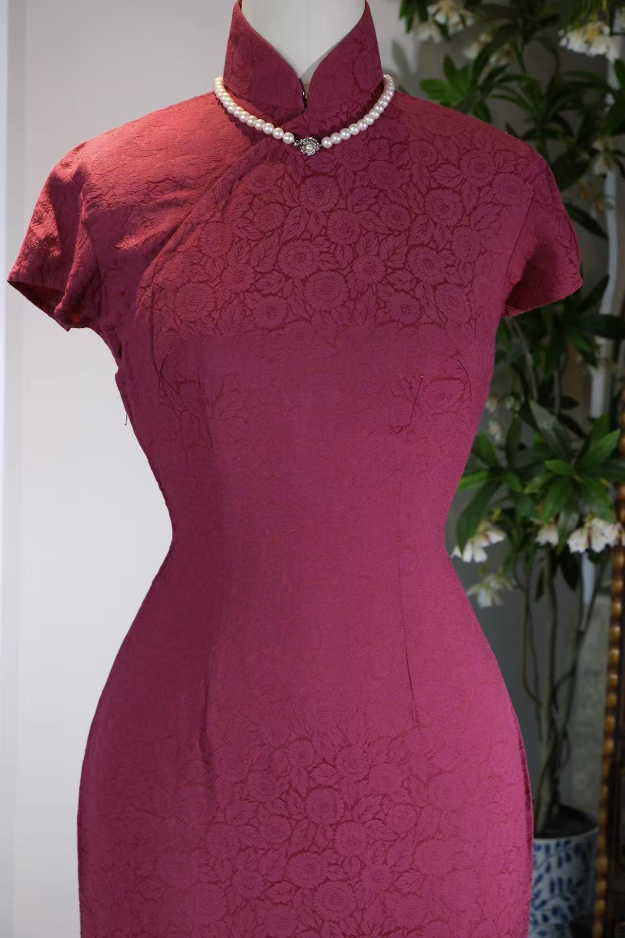 胭脂醉·繁花影——1950s意大利提花古董旗袍鉴赏 | Rouge Intoxication, Shadow of Blossoms — An Appreciation of a 1950s Italian Jacquard Vintage Qipao