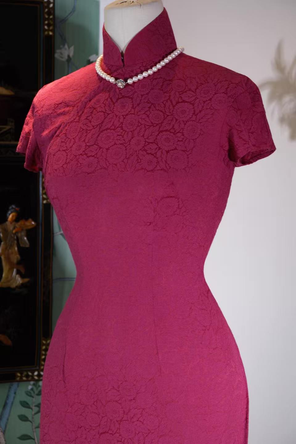 胭脂醉·繁花影——1950s意大利提花古董旗袍鉴赏 | Rouge Intoxication, Shadow of Blossoms — An Appreciation of a 1950s Italian Jacquard Vintage Qipao