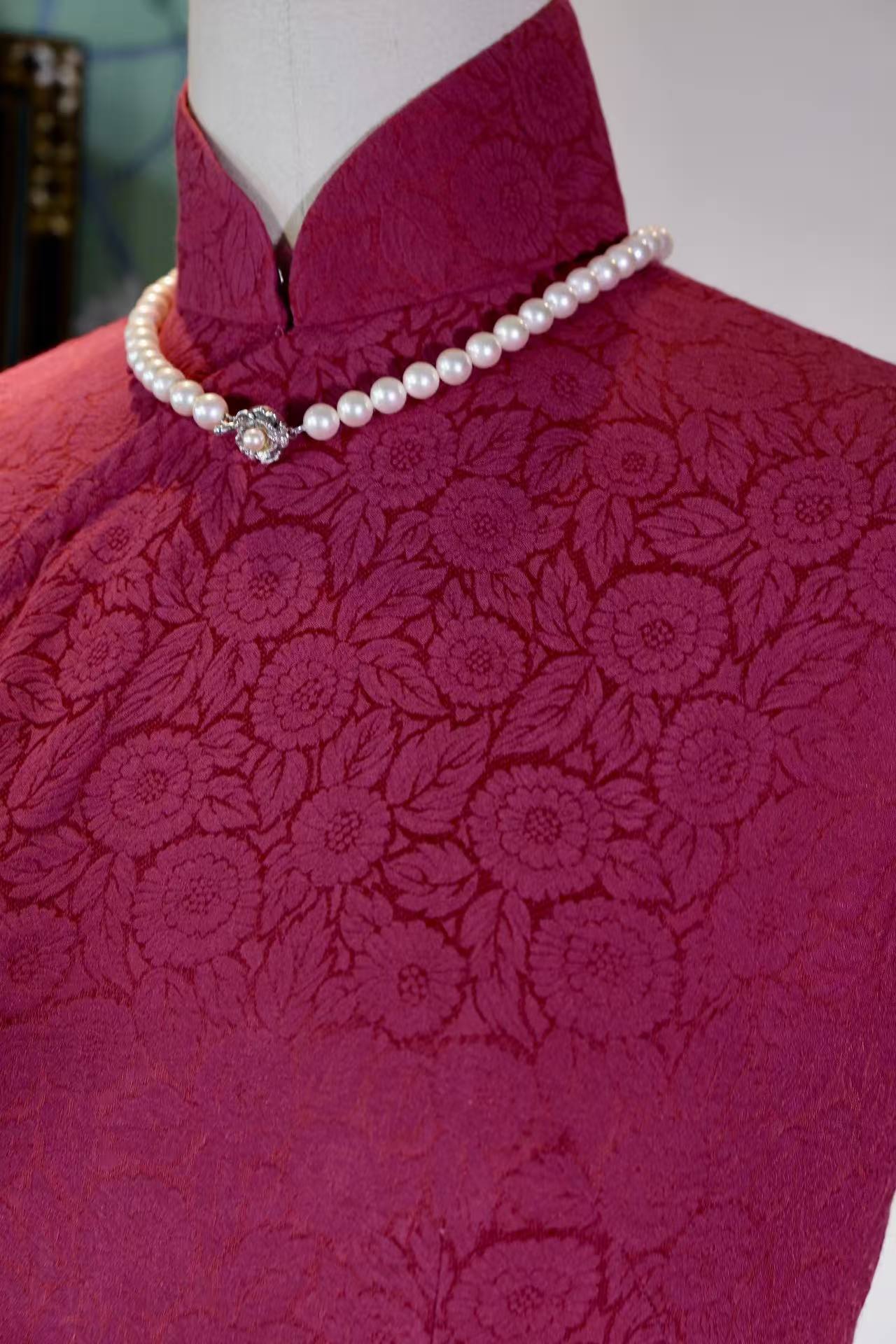 胭脂醉·繁花影——1950s意大利提花古董旗袍鉴赏 | Rouge Intoxication, Shadow of Blossoms — An Appreciation of a 1950s Italian Jacquard Vintage Qipao