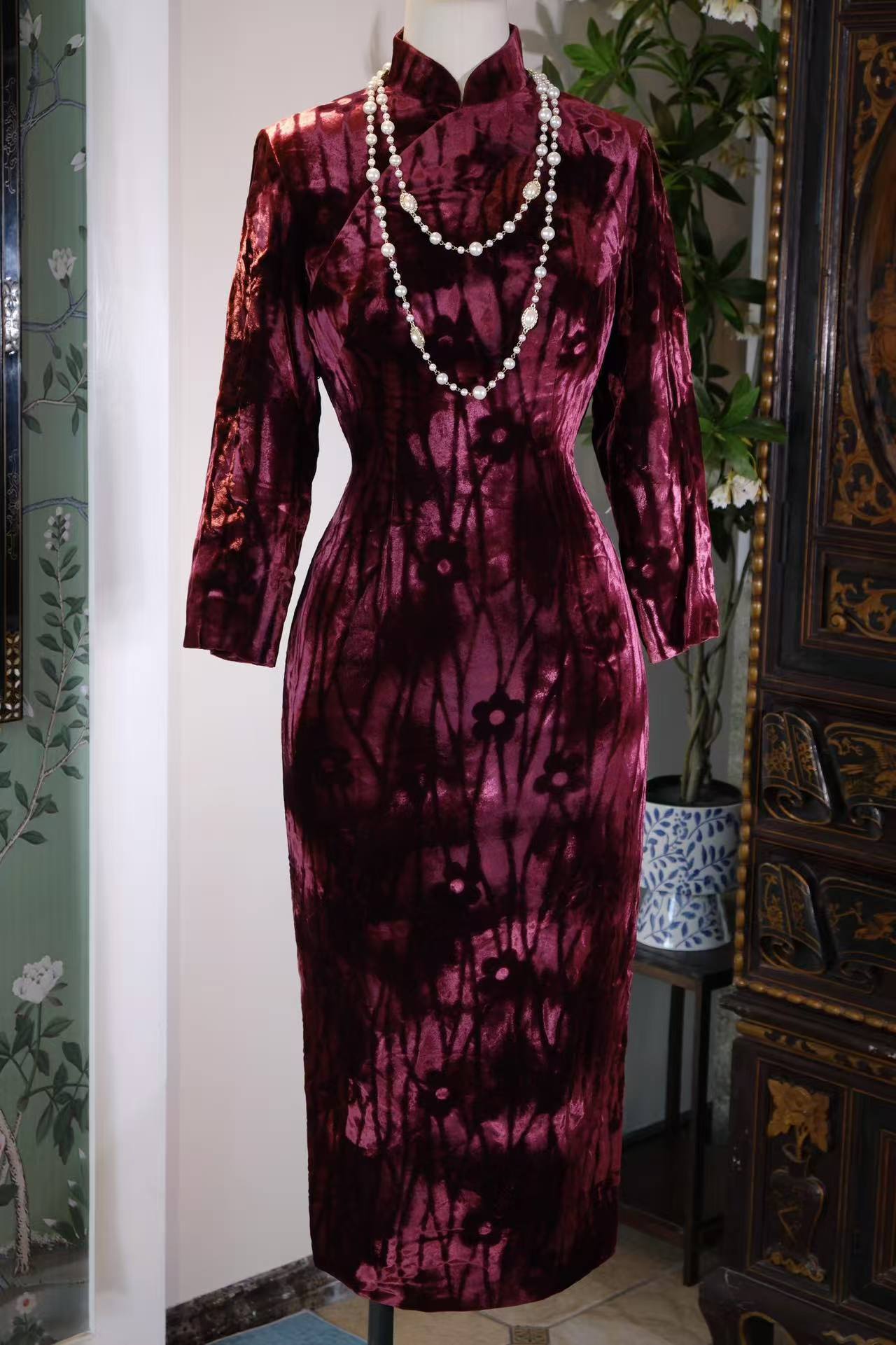 紫绒暗花，岁月留痕——一件六十年代台湾产古董旗袍的服饰史叙事 | Purple Velvet and Subtle Patterns, Traces of an Era — A Costume History Narrative of a 1960s Taiwanese Vintage Qipao