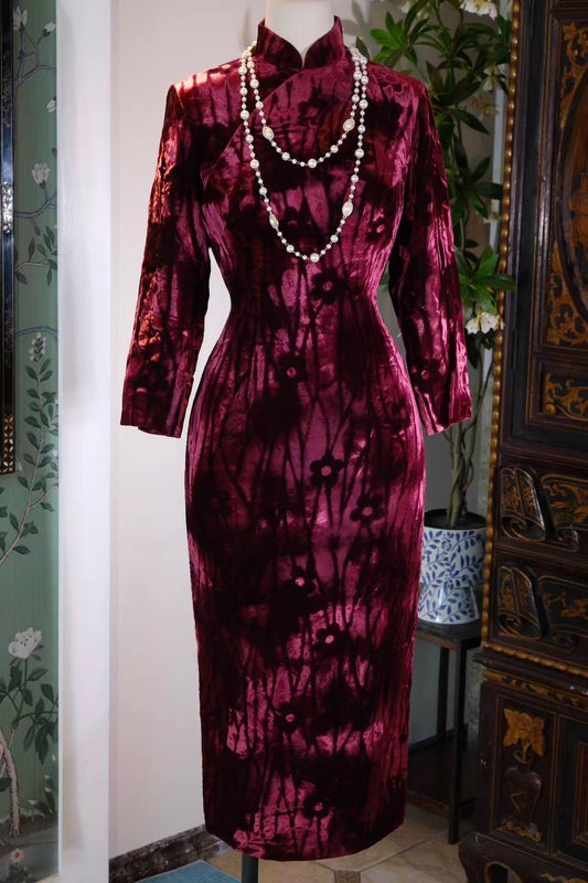 紫绒暗花，岁月留痕——一件六十年代台湾产古董旗袍的服饰史叙事 | Purple Velvet and Subtle Patterns, Traces of an Era — A Costume History Narrative of a 1960s Taiwanese Vintage Qipao