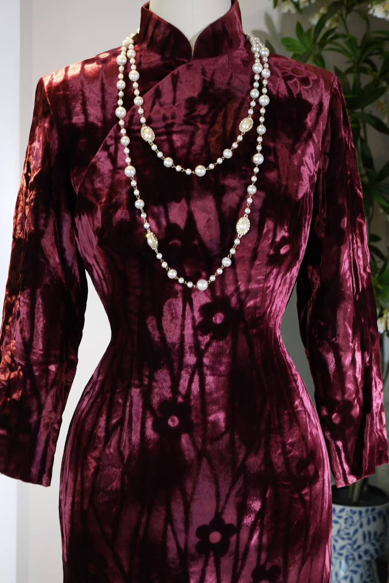 紫绒暗花，岁月留痕——一件六十年代台湾产古董旗袍的服饰史叙事 | Purple Velvet and Subtle Patterns, Traces of an Era — A Costume History Narrative of a 1960s Taiwanese Vintage Qipao