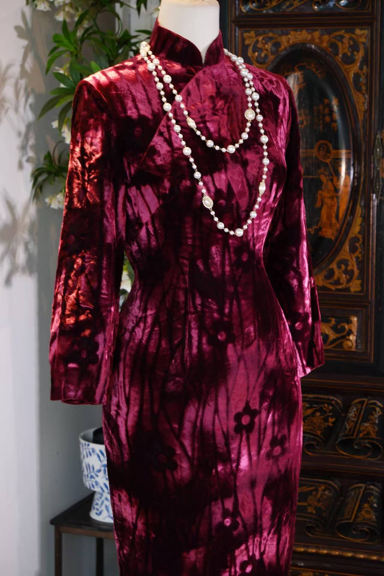 紫绒暗花，岁月留痕——一件六十年代台湾产古董旗袍的服饰史叙事 | Purple Velvet and Subtle Patterns, Traces of an Era — A Costume History Narrative of a 1960s Taiwanese Vintage Qipao