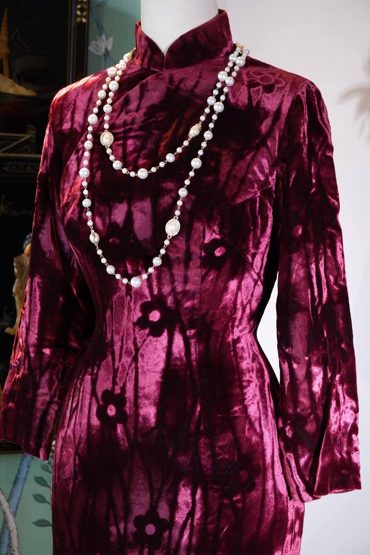 紫绒暗花，岁月留痕——一件六十年代台湾产古董旗袍的服饰史叙事 | Purple Velvet and Subtle Patterns, Traces of an Era — A Costume History Narrative of a 1960s Taiwanese Vintage Qipao