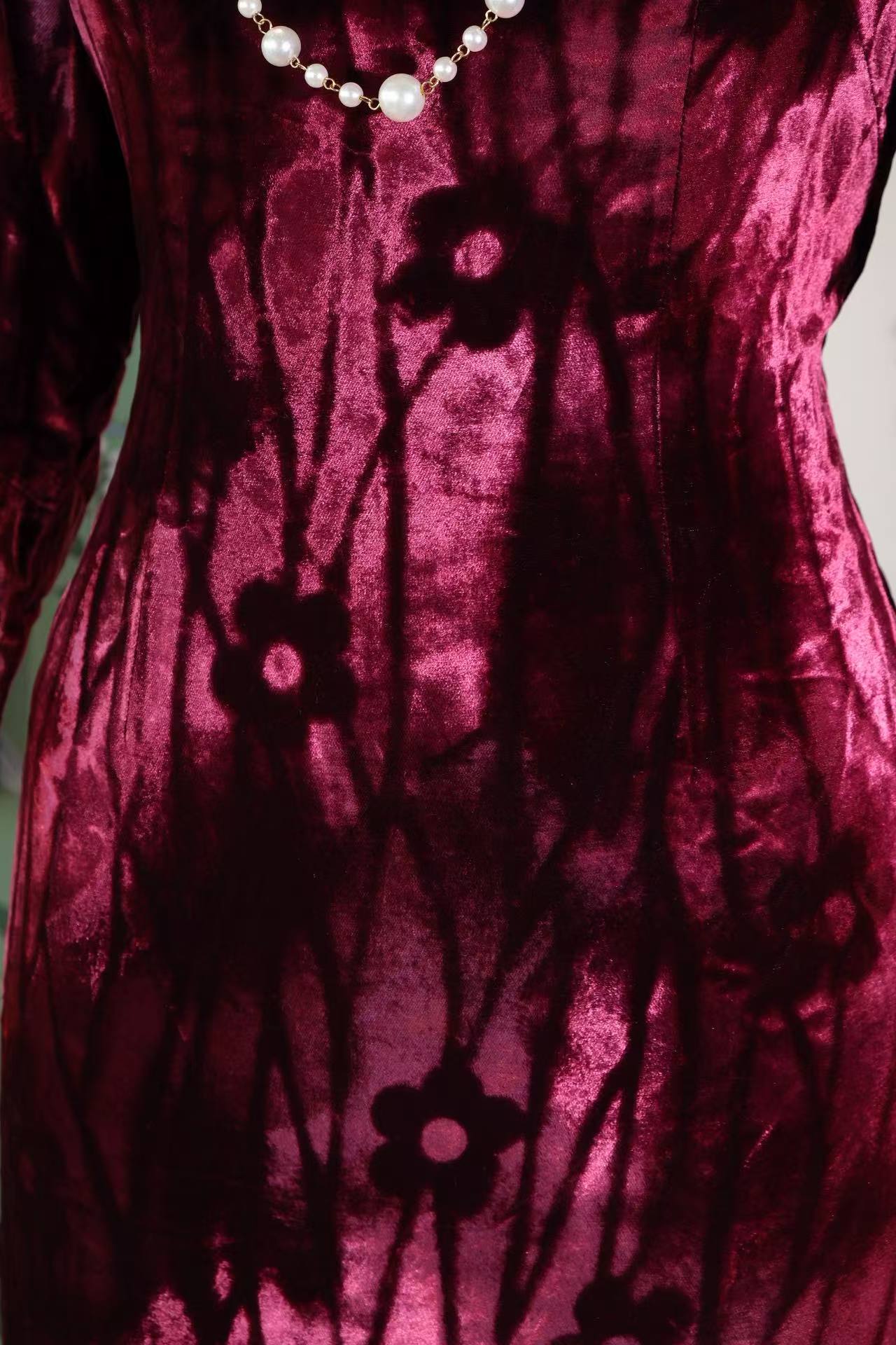 紫绒暗花，岁月留痕——一件六十年代台湾产古董旗袍的服饰史叙事 | Purple Velvet and Subtle Patterns, Traces of an Era — A Costume History Narrative of a 1960s Taiwanese Vintage Qipao