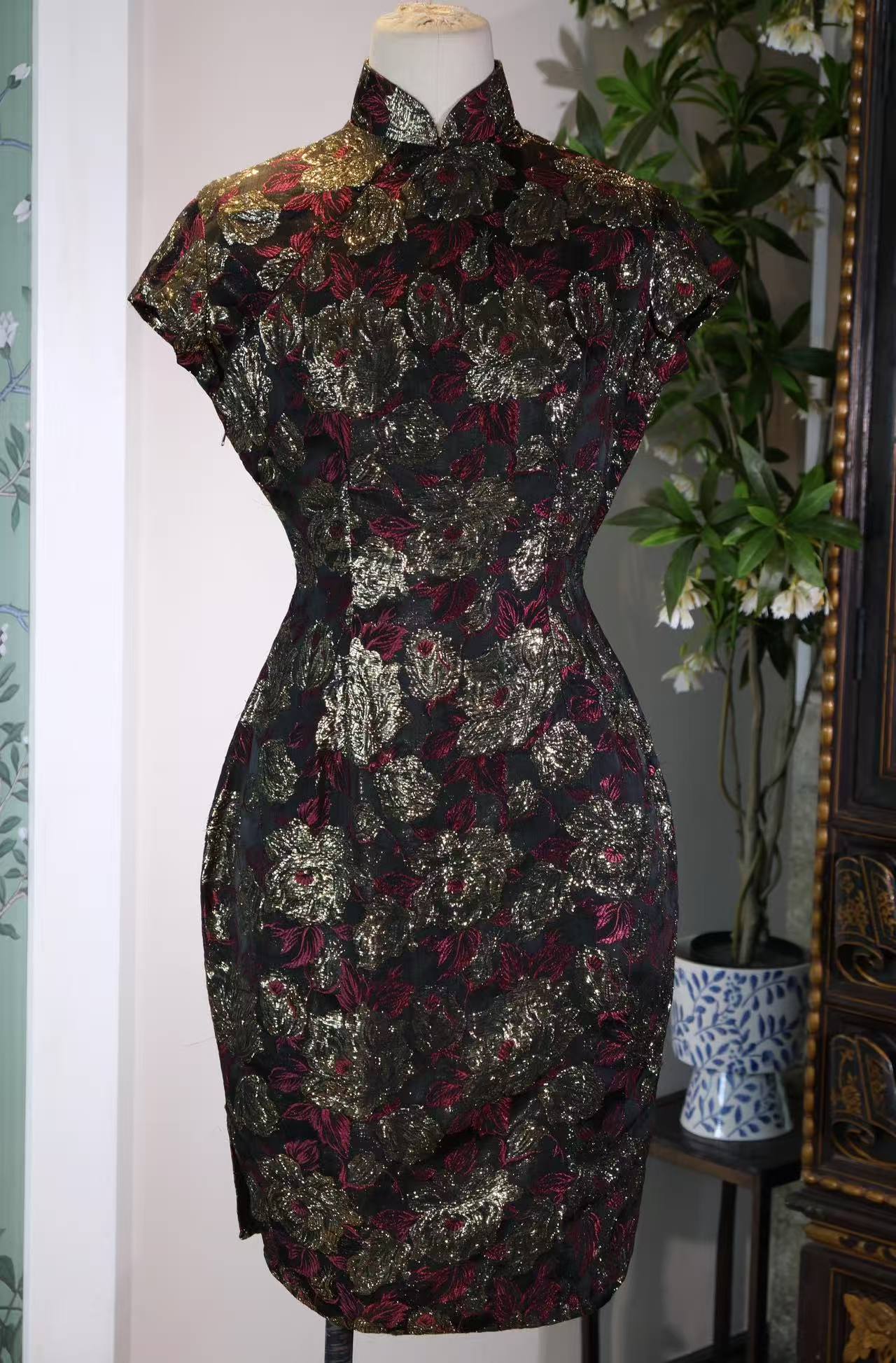 《金缕红妆·岁月织梦——五十年代意产港制古董旗袍赏析》| Brocaded Gold &amp; Crimson Attire, Dreams Woven in Time — An Appreciation of a 1950s Hong Kong-Tailored Qipao in Imported Italian Metallic Brocade