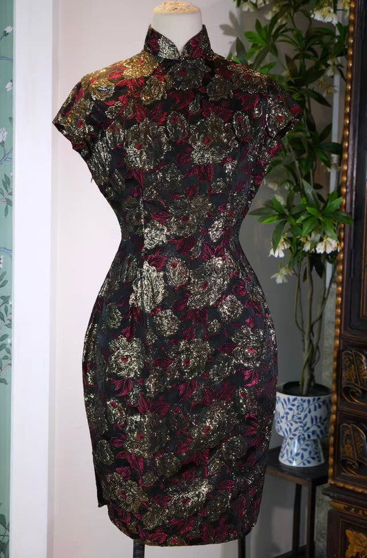 《金缕红妆·岁月织梦——五十年代意产港制古董旗袍赏析》| Brocaded Gold &amp; Crimson Attire, Dreams Woven in Time — An Appreciation of a 1950s Hong Kong-Tailored Qipao in Imported Italian Metallic Brocade