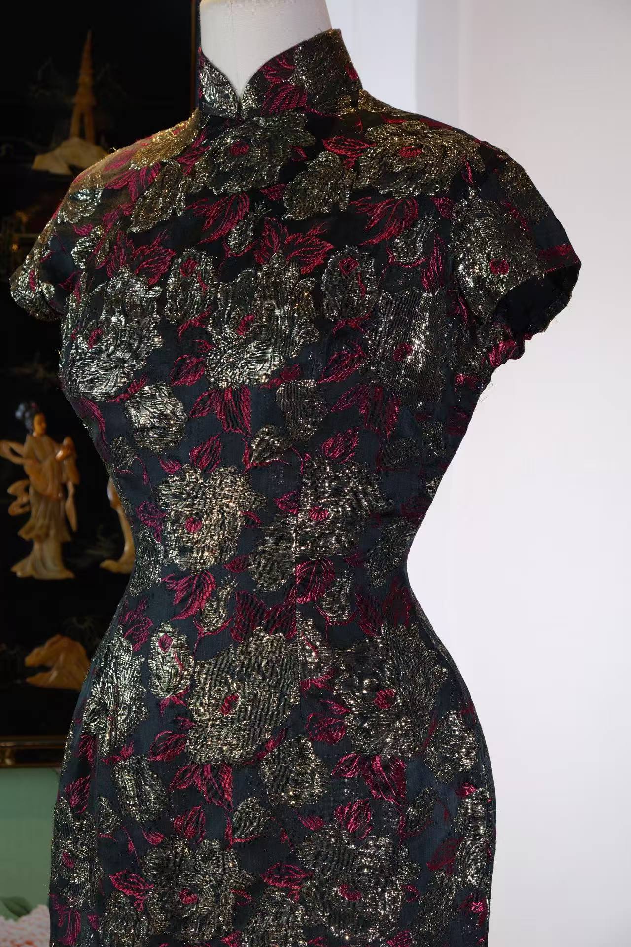 《金缕红妆·岁月织梦——五十年代意产港制古董旗袍赏析》| Brocaded Gold &amp; Crimson Attire, Dreams Woven in Time — An Appreciation of a 1950s Hong Kong-Tailored Qipao in Imported Italian Metallic Brocade