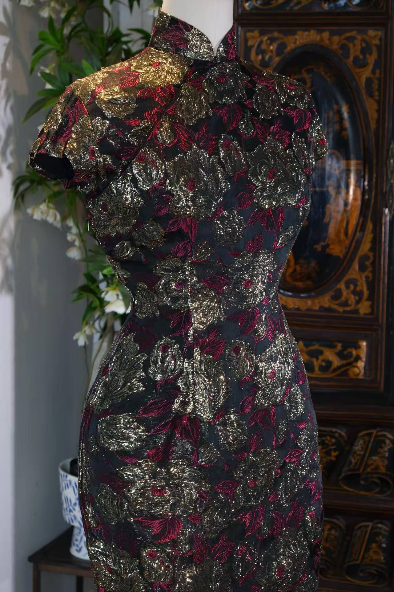 《金缕红妆·岁月织梦——五十年代意产港制古董旗袍赏析》| Brocaded Gold &amp; Crimson Attire, Dreams Woven in Time — An Appreciation of a 1950s Hong Kong-Tailored Qipao in Imported Italian Metallic Brocade