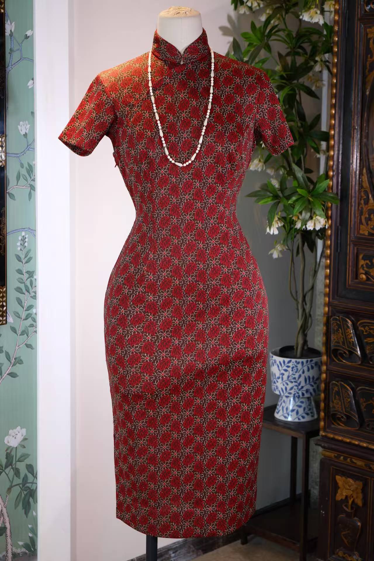 织金岁月，港岛风华：一件五十年代针织羊毛旗袍的微观史 | Woven Years, Hong Kong Glamour: A Micro-History of a 1950s Knit Wool Qipao