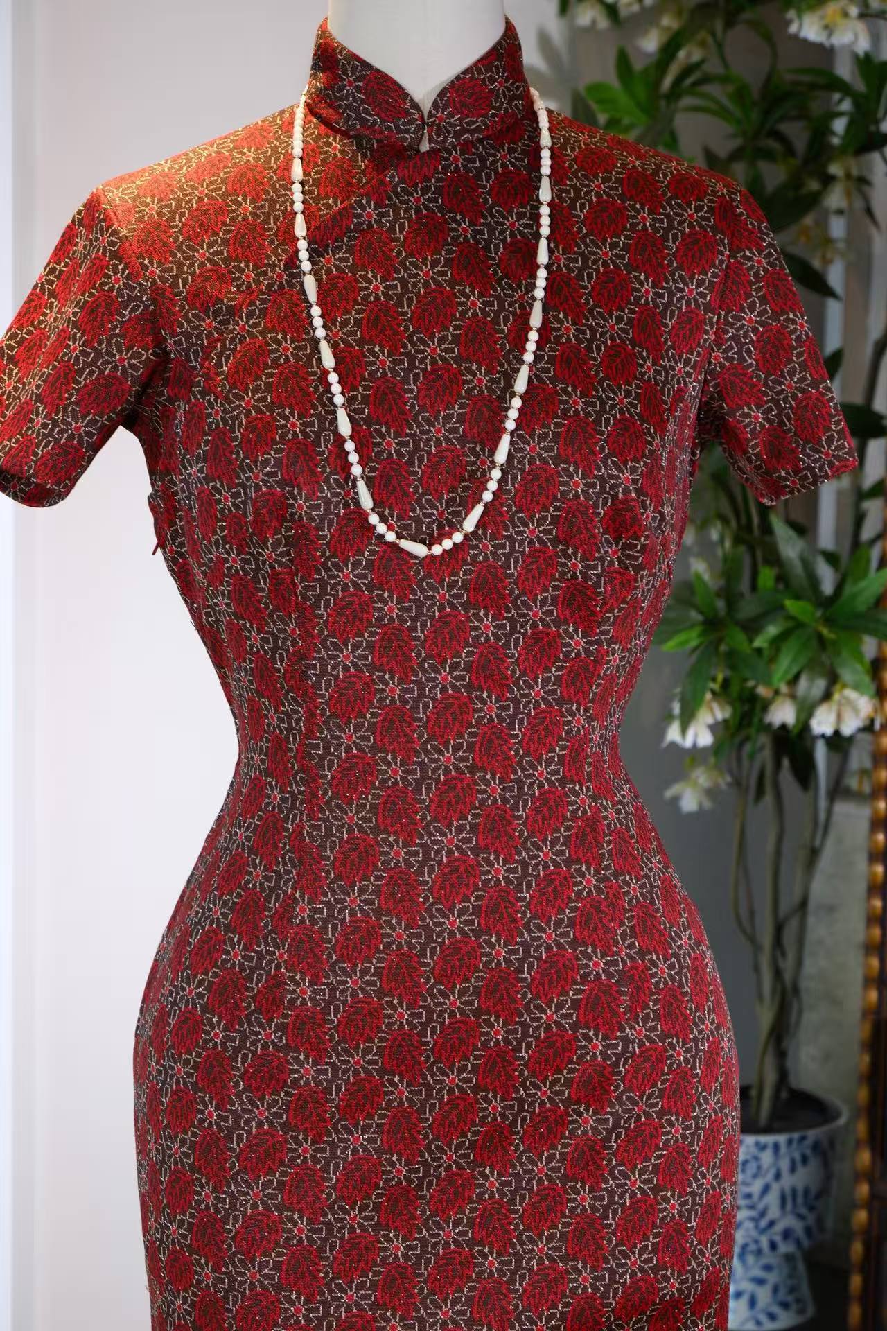 织金岁月，港岛风华：一件五十年代针织羊毛旗袍的微观史 | Woven Years, Hong Kong Glamour: A Micro-History of a 1950s Knit Wool Qipao