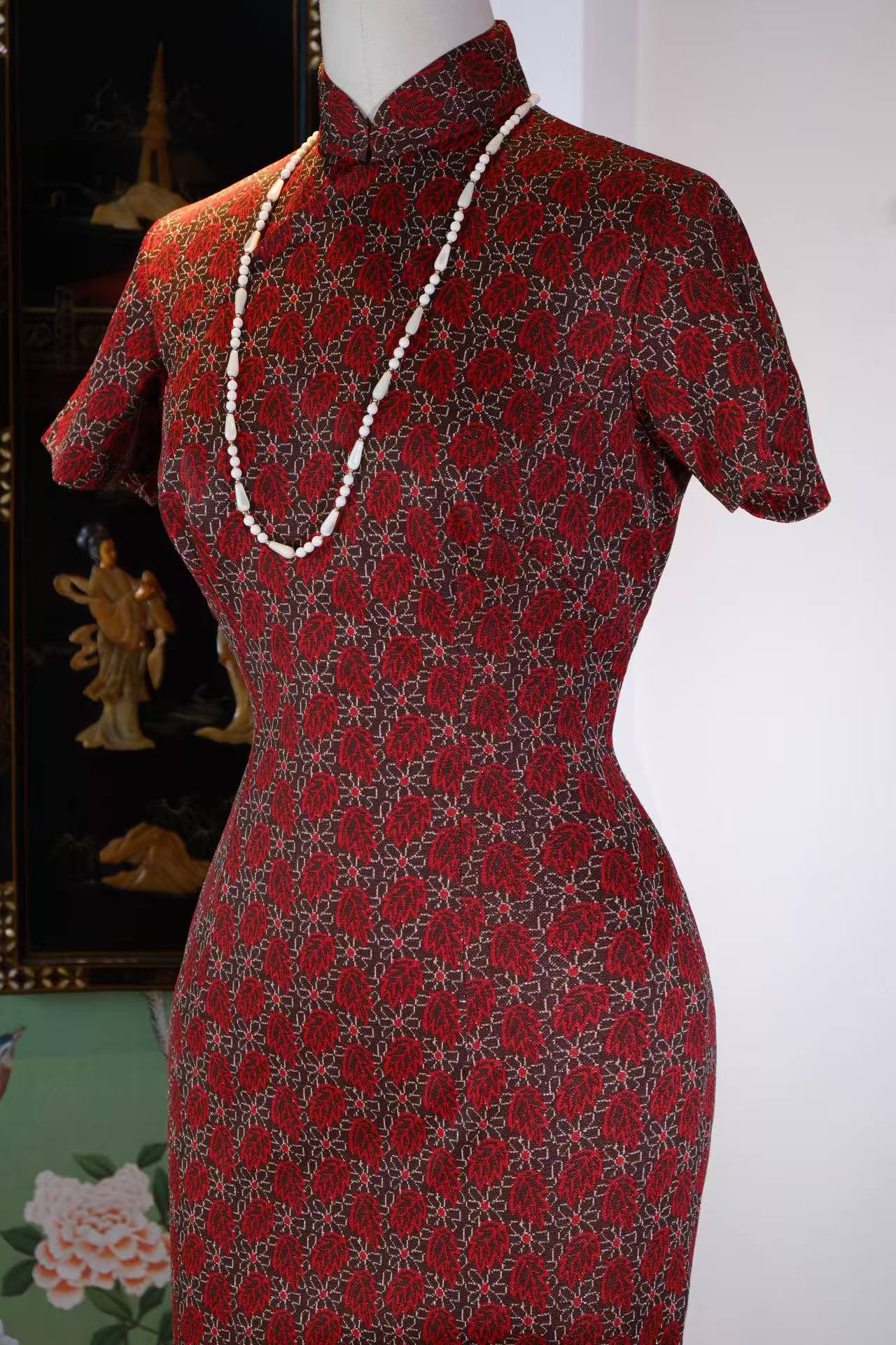 织金岁月，港岛风华：一件五十年代针织羊毛旗袍的微观史 | Woven Years, Hong Kong Glamour: A Micro-History of a 1950s Knit Wool Qipao