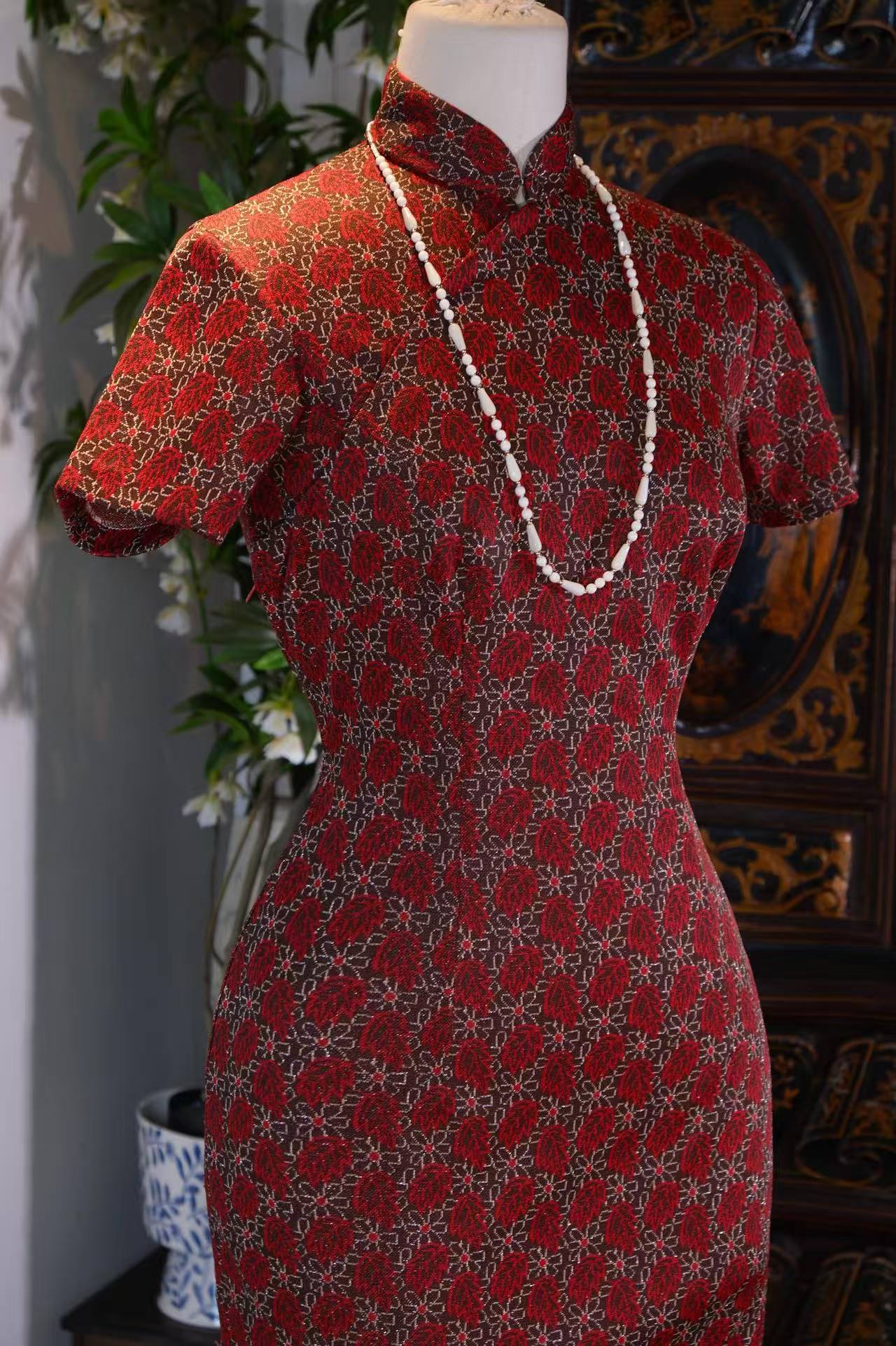 织金岁月，港岛风华：一件五十年代针织羊毛旗袍的微观史 | Woven Years, Hong Kong Glamour: A Micro-History of a 1950s Knit Wool Qipao