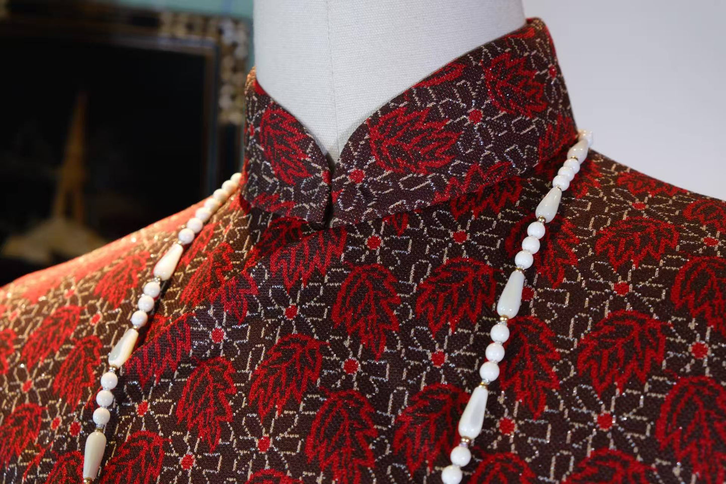 织金岁月，港岛风华：一件五十年代针织羊毛旗袍的微观史 | Woven Years, Hong Kong Glamour: A Micro-History of a 1950s Knit Wool Qipao