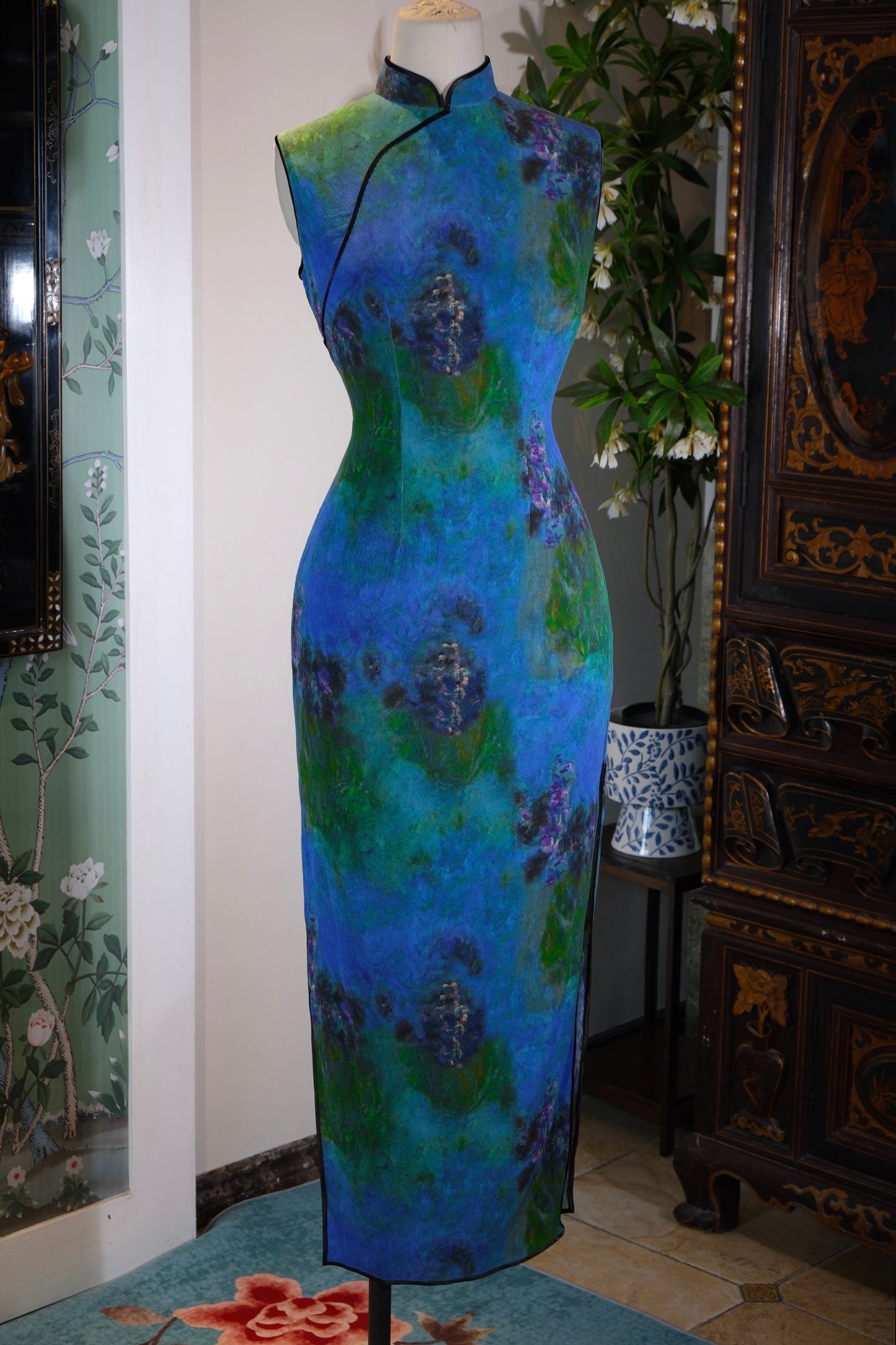 溯源绸缎｜油画入梦，港风重塑——100%桑蚕丝鬼绉旗袍样衣赏析 | Suyuan Silk | Oil Painting in Dreams, Hong Kong Style Re-Imagined — An Appreciation of a 100% Mulberry Silk Ghost-Crepe Qipao Prototype