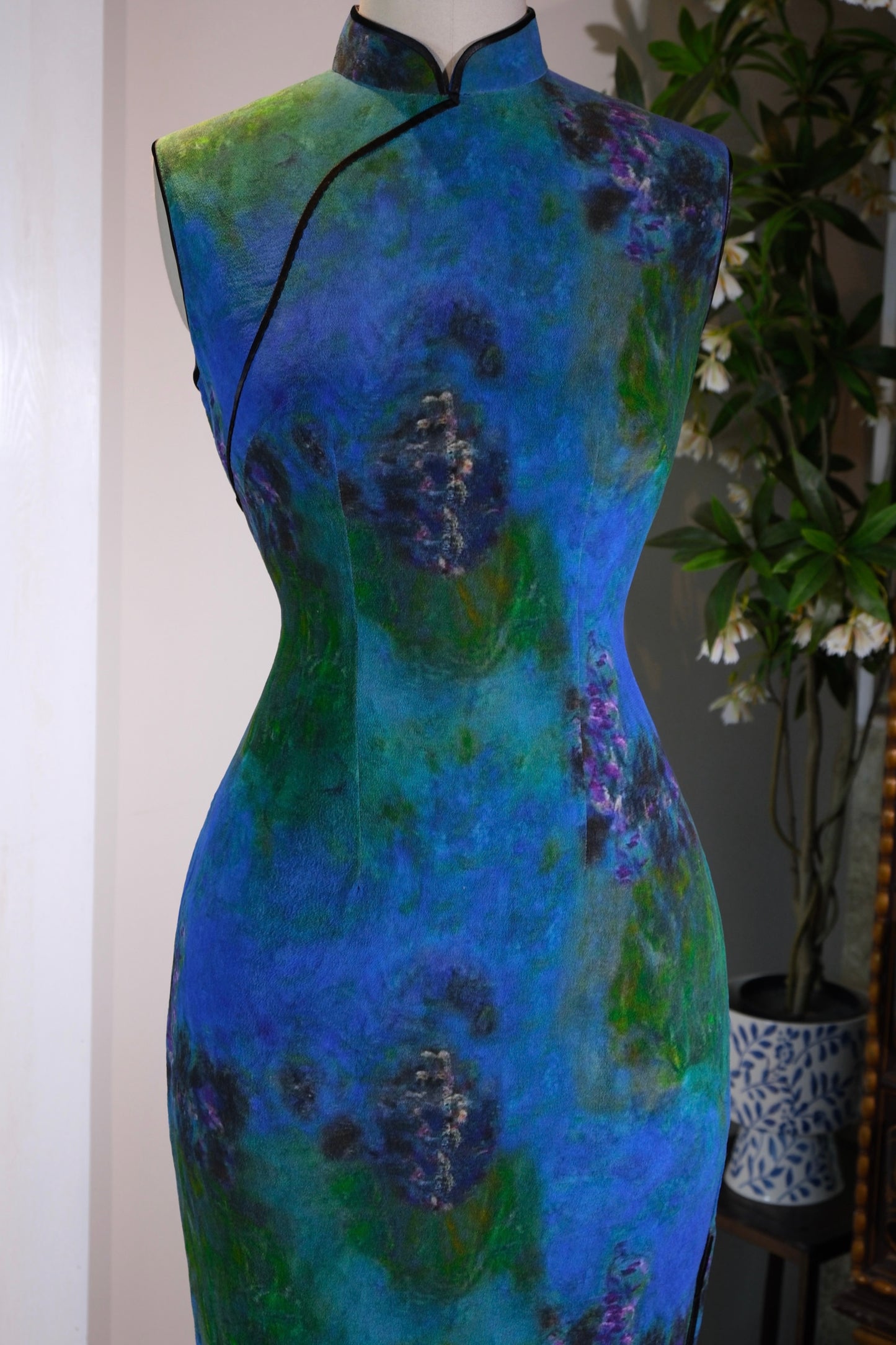 溯源绸缎｜油画入梦，港风重塑——100%桑蚕丝鬼绉旗袍样衣赏析 | Suyuan Silk | Oil Painting in Dreams, Hong Kong Style Re-Imagined — An Appreciation of a 100% Mulberry Silk Ghost-Crepe Qipao Prototype
