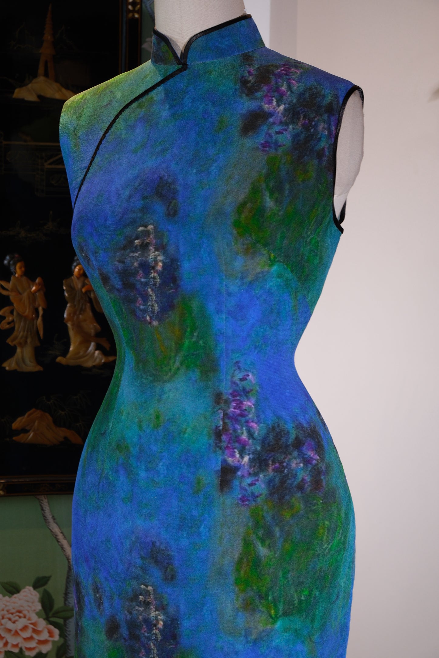 溯源绸缎｜油画入梦，港风重塑——100%桑蚕丝鬼绉旗袍样衣赏析 | Suyuan Silk | Oil Painting in Dreams, Hong Kong Style Re-Imagined — An Appreciation of a 100% Mulberry Silk Ghost-Crepe Qipao Prototype