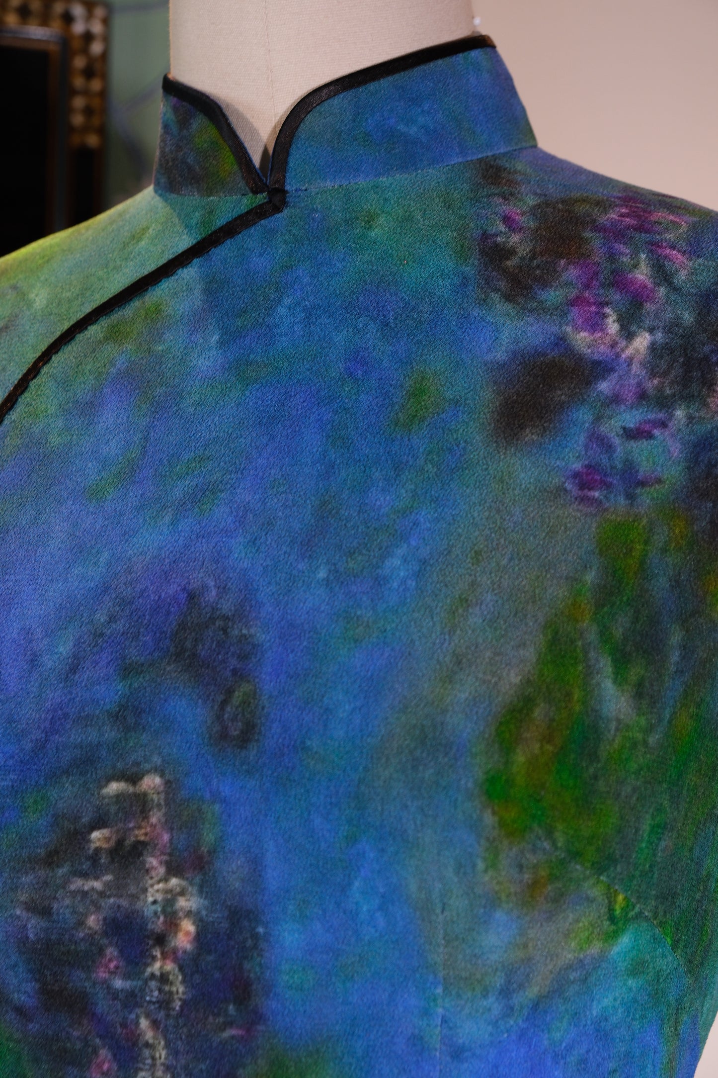 溯源绸缎｜油画入梦，港风重塑——100%桑蚕丝鬼绉旗袍样衣赏析 | Suyuan Silk | Oil Painting in Dreams, Hong Kong Style Re-Imagined — An Appreciation of a 100% Mulberry Silk Ghost-Crepe Qipao Prototype